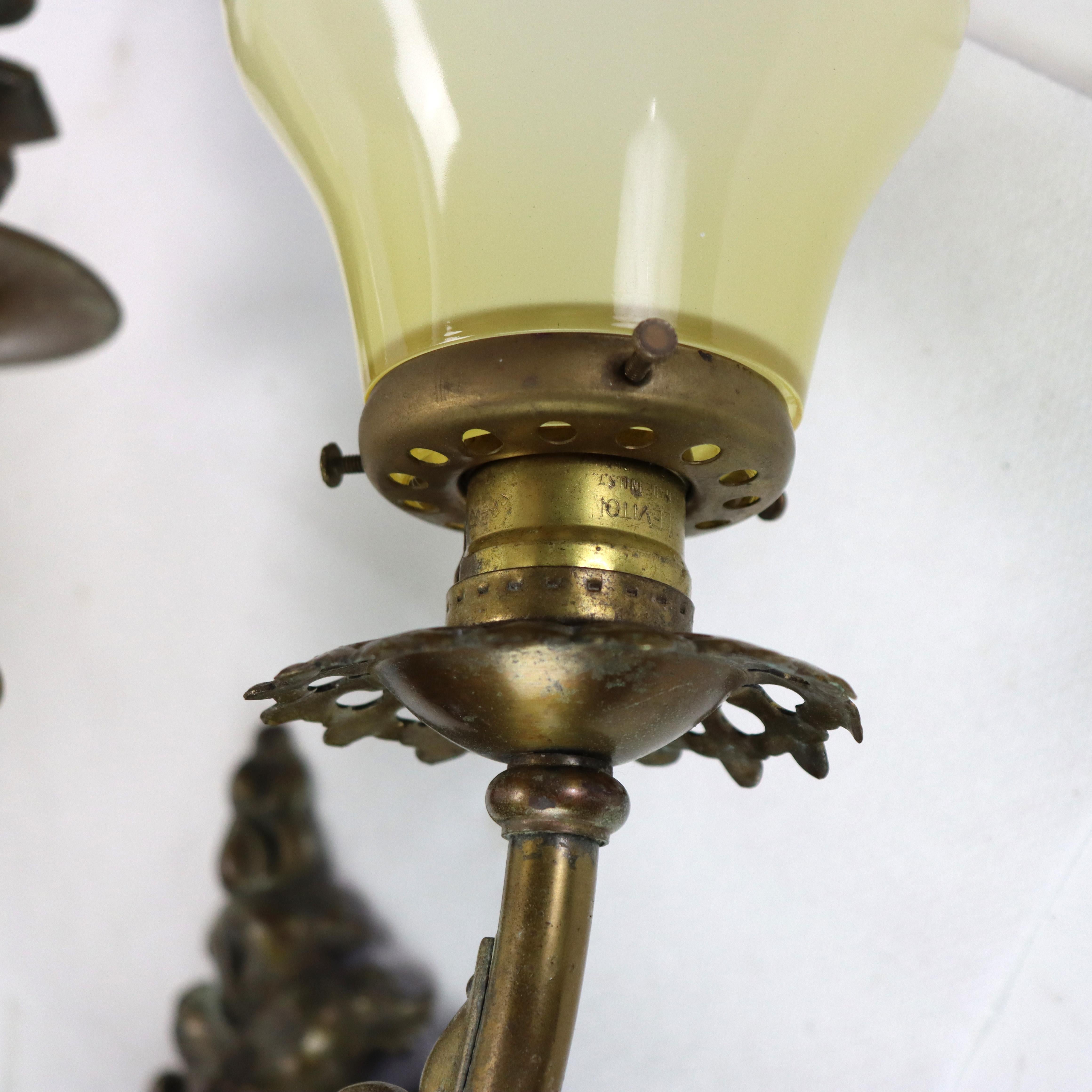 Applique murale gothique ancienne à trois lumières en bronze avec abat-jour en verre d'art jaune, vers 1920 en vente 1