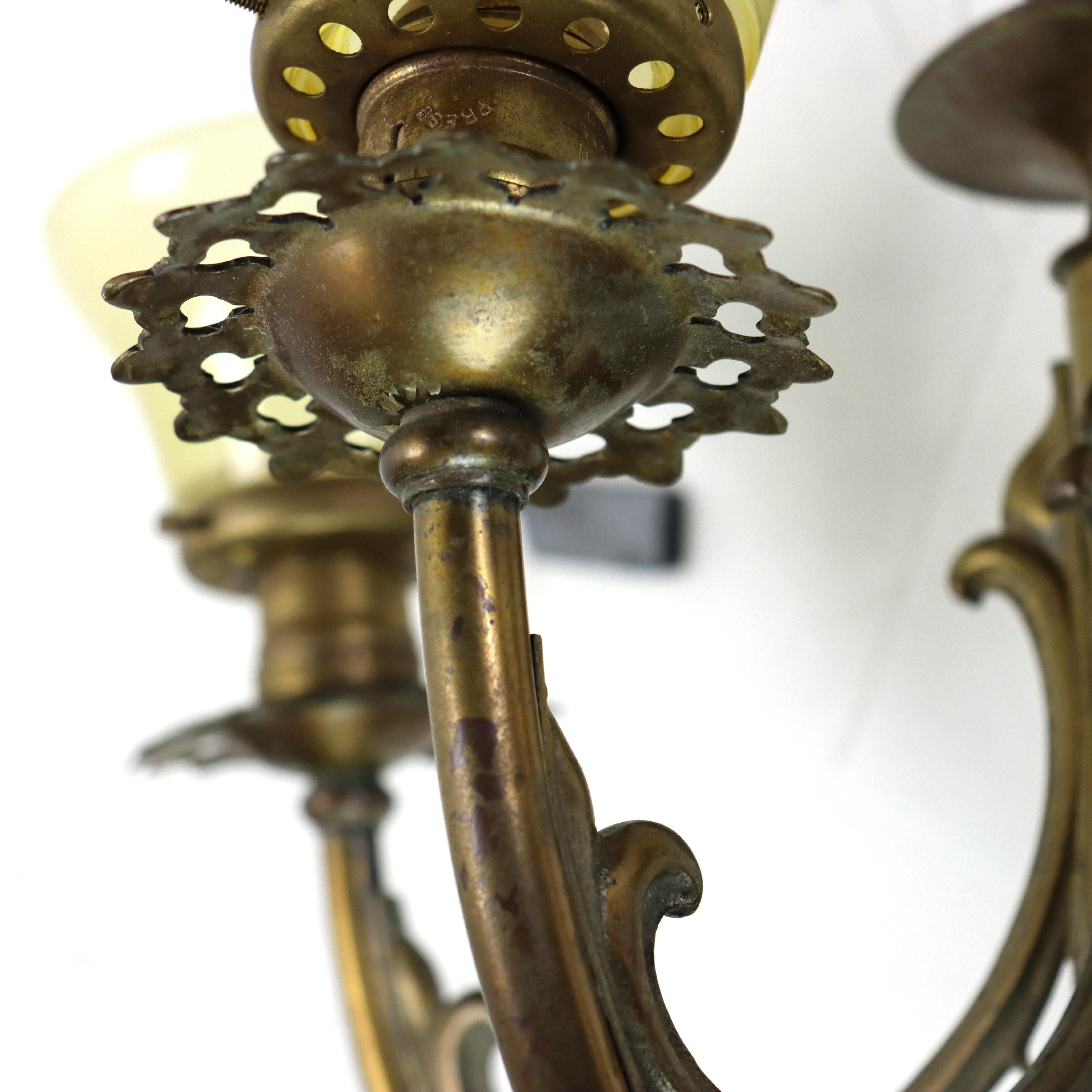 Applique murale gothique ancienne à trois lumières en bronze avec abat-jour en verre d'art jaune, vers 1920 en vente 2