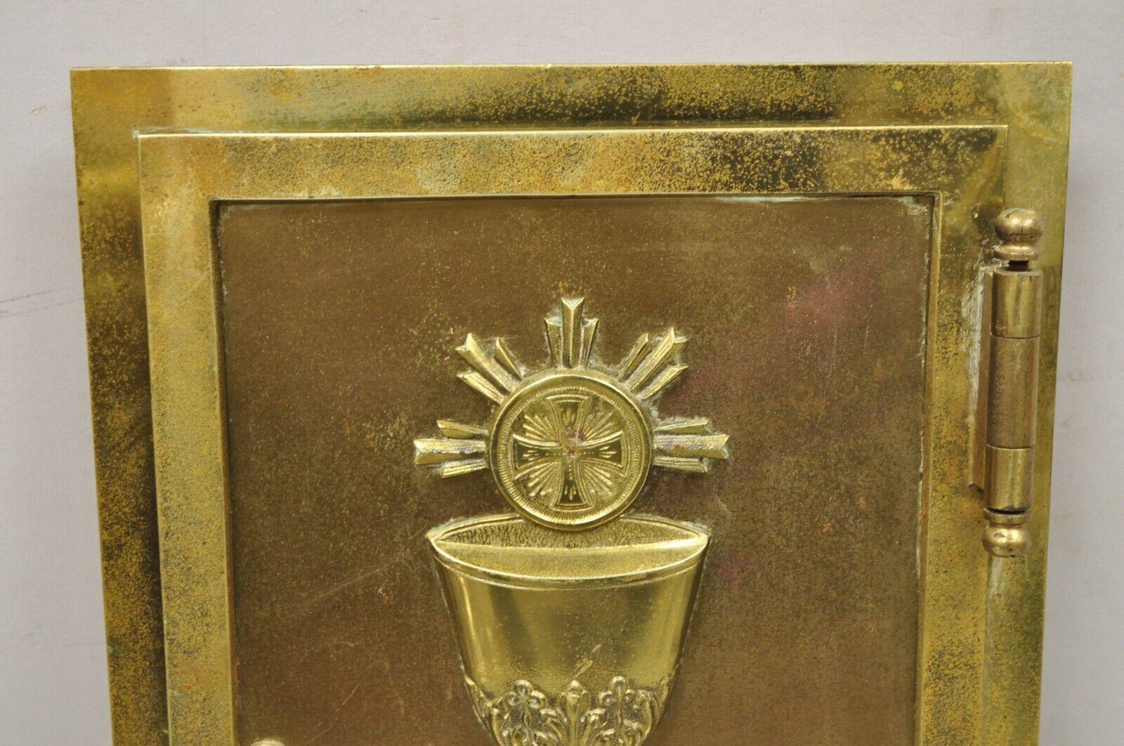 Antiker gotisch-bronzefarbener Wand-Altar-Tür-Tabernakel mit Chalice (B) im Zustand „Gut“ im Angebot in Philadelphia, PA