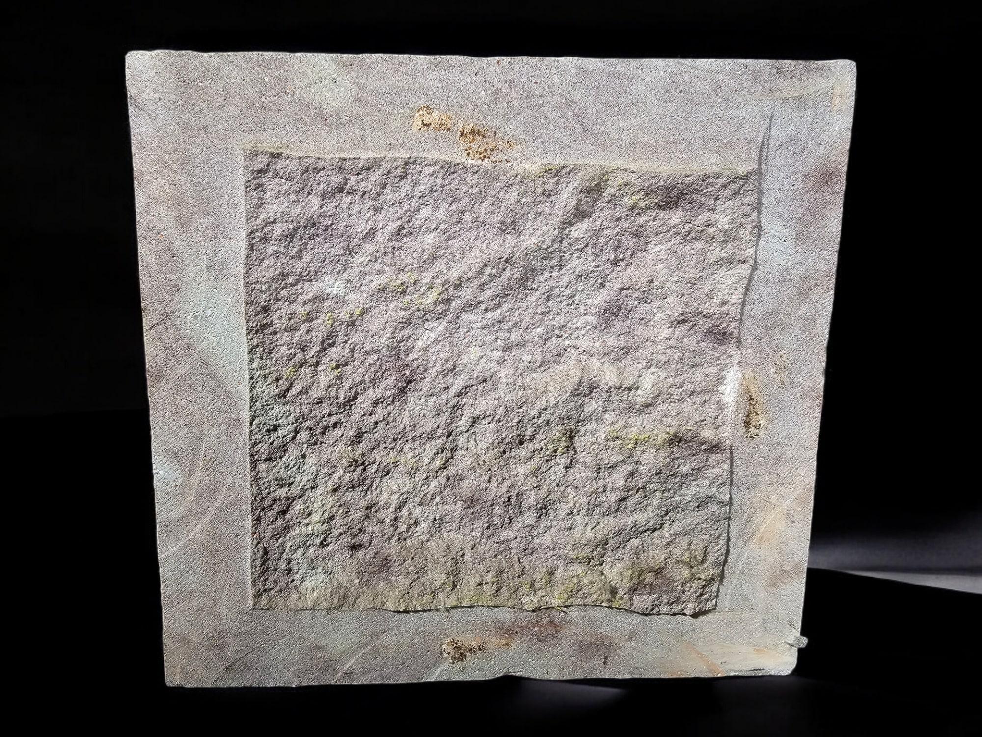 Ti presentiamo un antico capitello gotico del XVIII secolo, finemente scolpito nella pietra. Questo magnifico elemento architettonico è una testimonianza dell'arte gotica e della maestria degli artigiani dell'epoca. Nonostante i segni del tempo, è