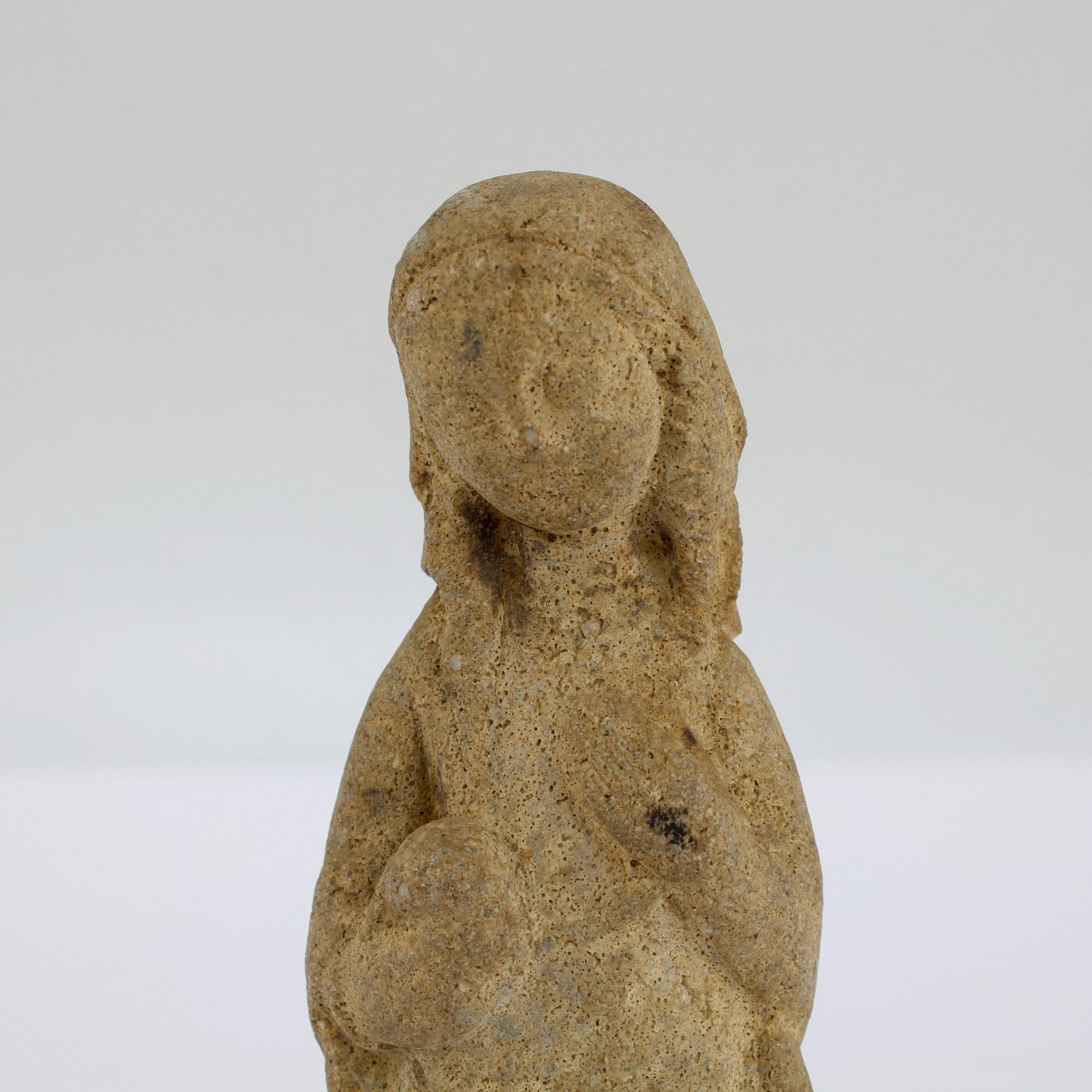 Sconosciuto Antico modello gotico intagliato in pietra calcarea di una Madonna o Venere in vendita