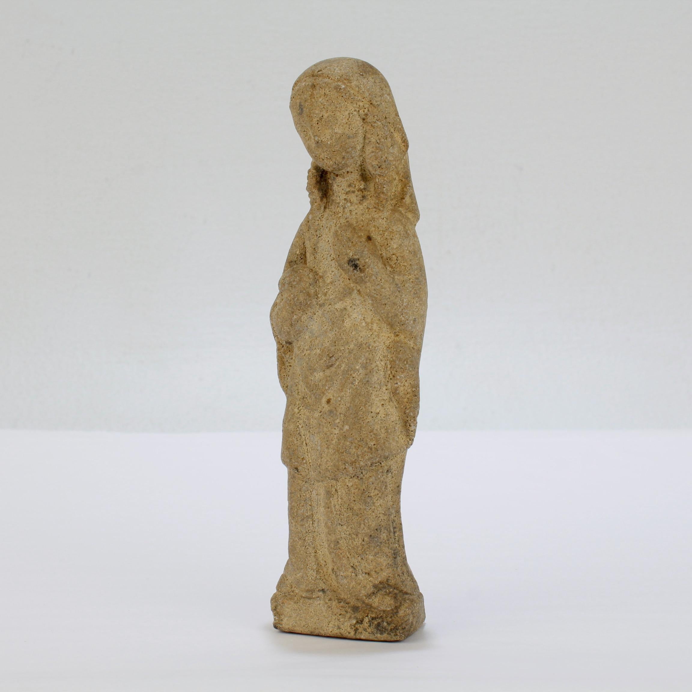 Fino al XVIII secolo Antico modello gotico intagliato in pietra calcarea di una Madonna o Venere in vendita