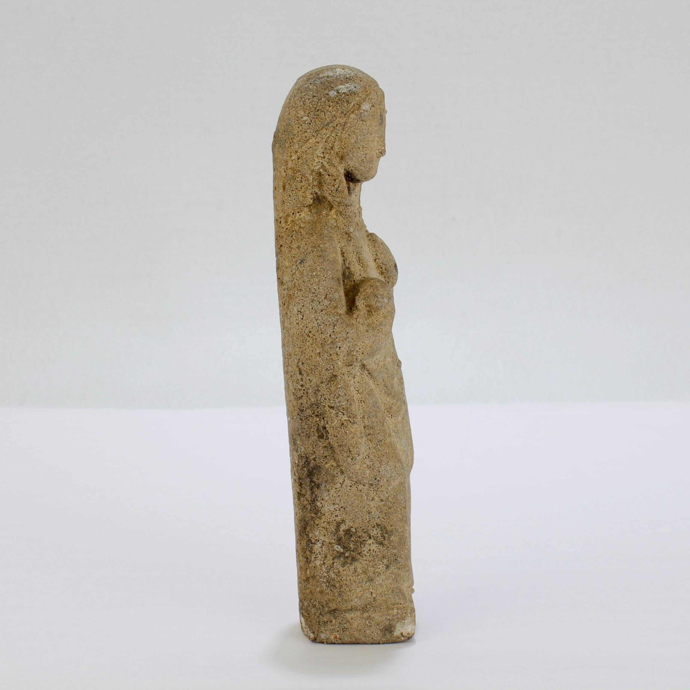 Antico modello gotico intagliato in pietra calcarea di una Madonna o Venere in vendita 2