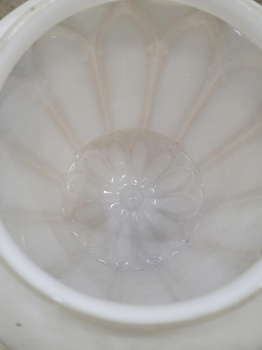 Vetro lattimo Antico pendente vittoriano in vetro lattiginoso - Set di 2 luci in vendita