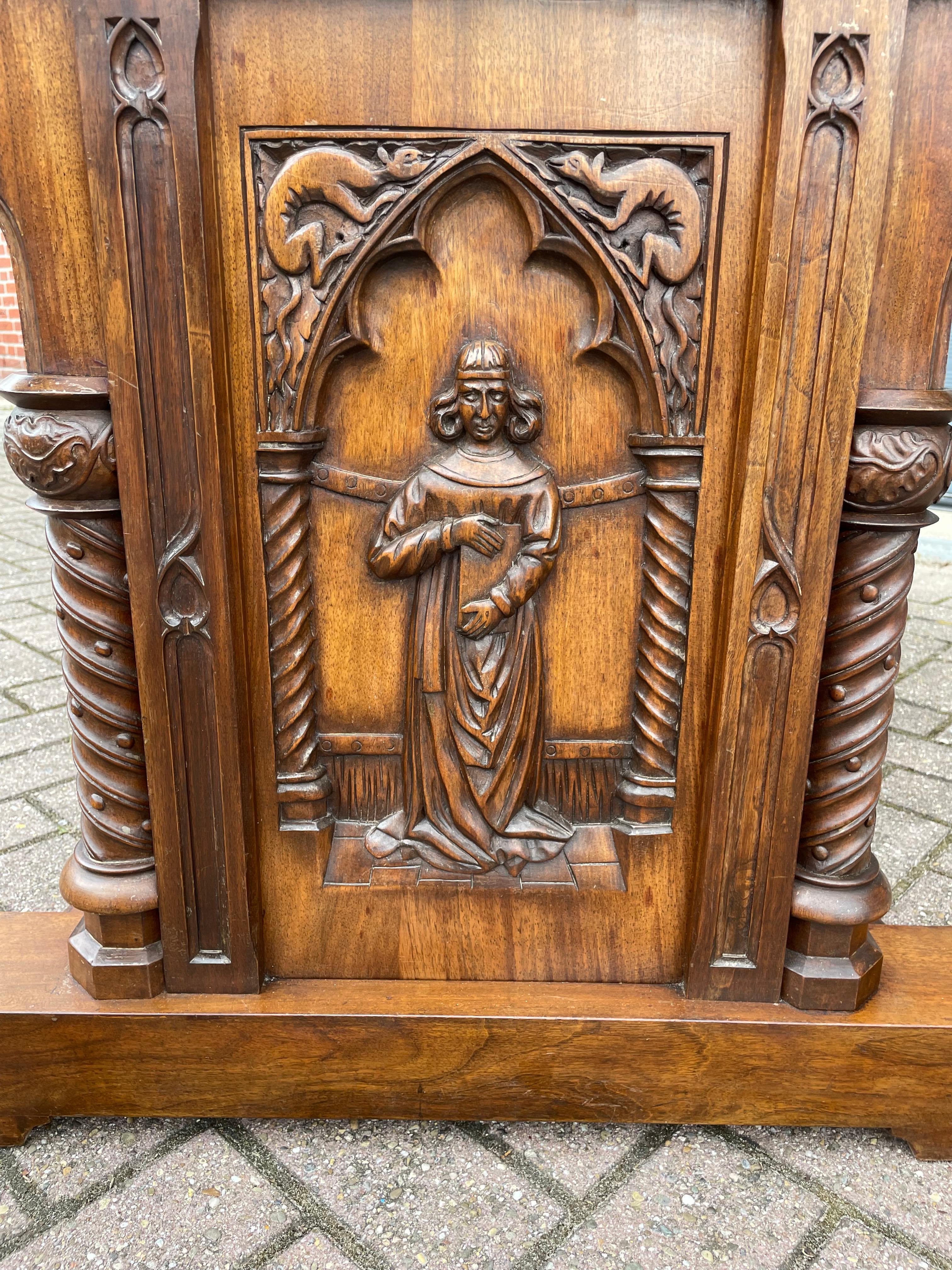 Antiker gotischer Schreibtisch mit Handgeschnitzte Kirchenfenster, Heilige Männer, Chimären und Schubladen im Angebot 4
