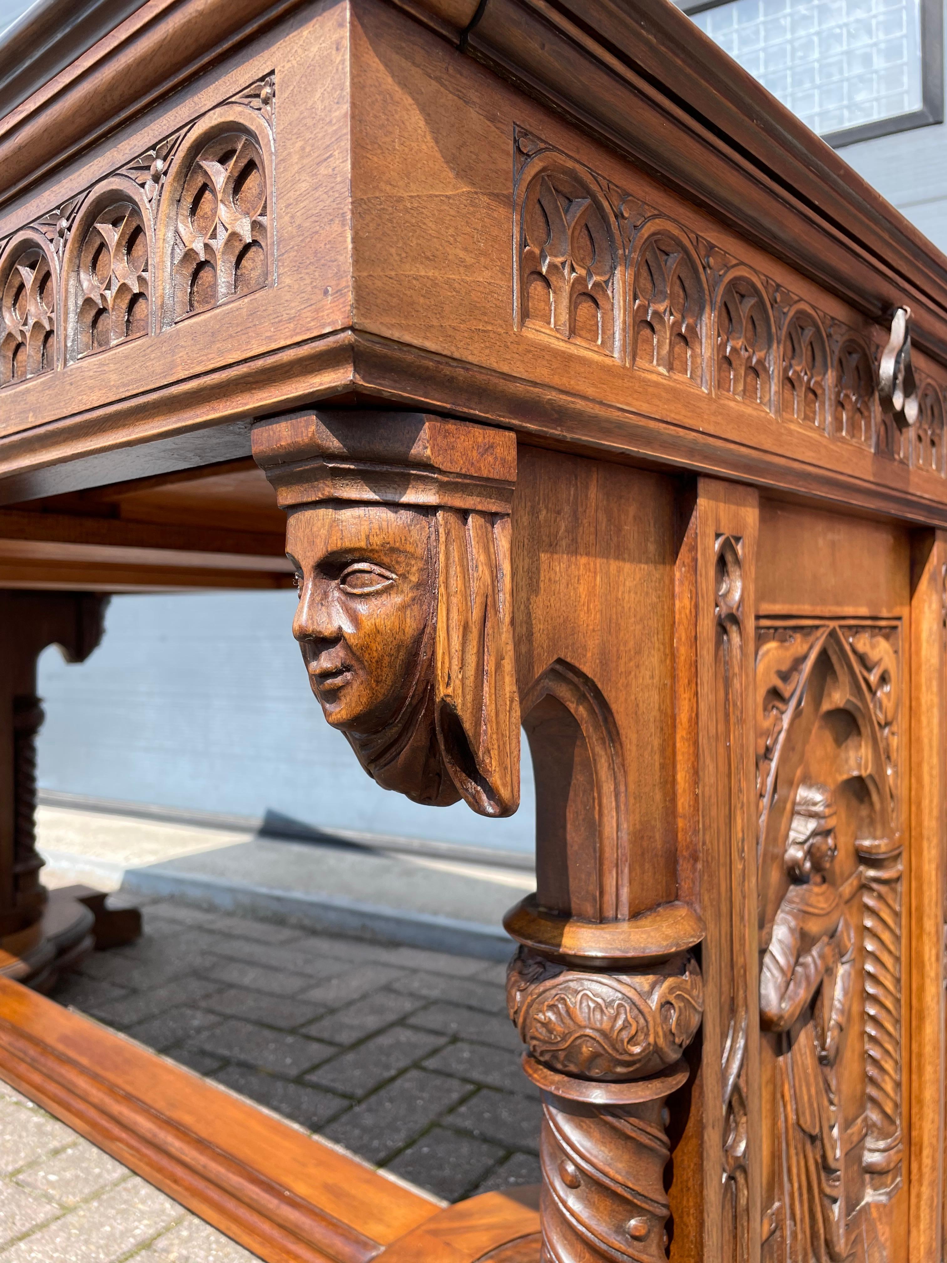 Antiker gotischer Schreibtisch mit Handgeschnitzte Kirchenfenster, Heilige Männer, Chimären und Schubladen im Angebot 11