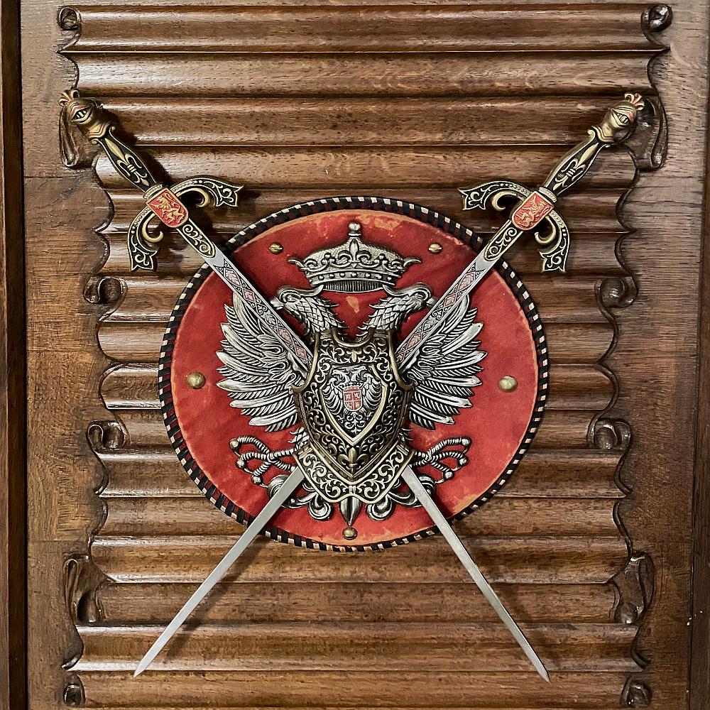 Antike gotische Anzeigetafel mit Schwertern und doppelköpfigem Adler im Angebot 1