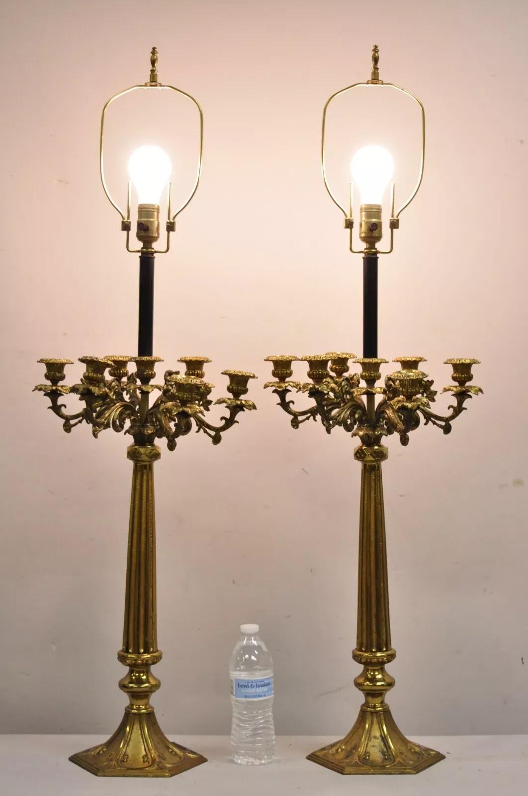 Lampes de table Renaissance gothique française Empire en bronze - une paire. L'article comporte 6 bras de bougie, des colonnes cannelées, un socle évasé, des douilles à lumière unique et de hautes formes majestueuses. Circa Early 20th Century.