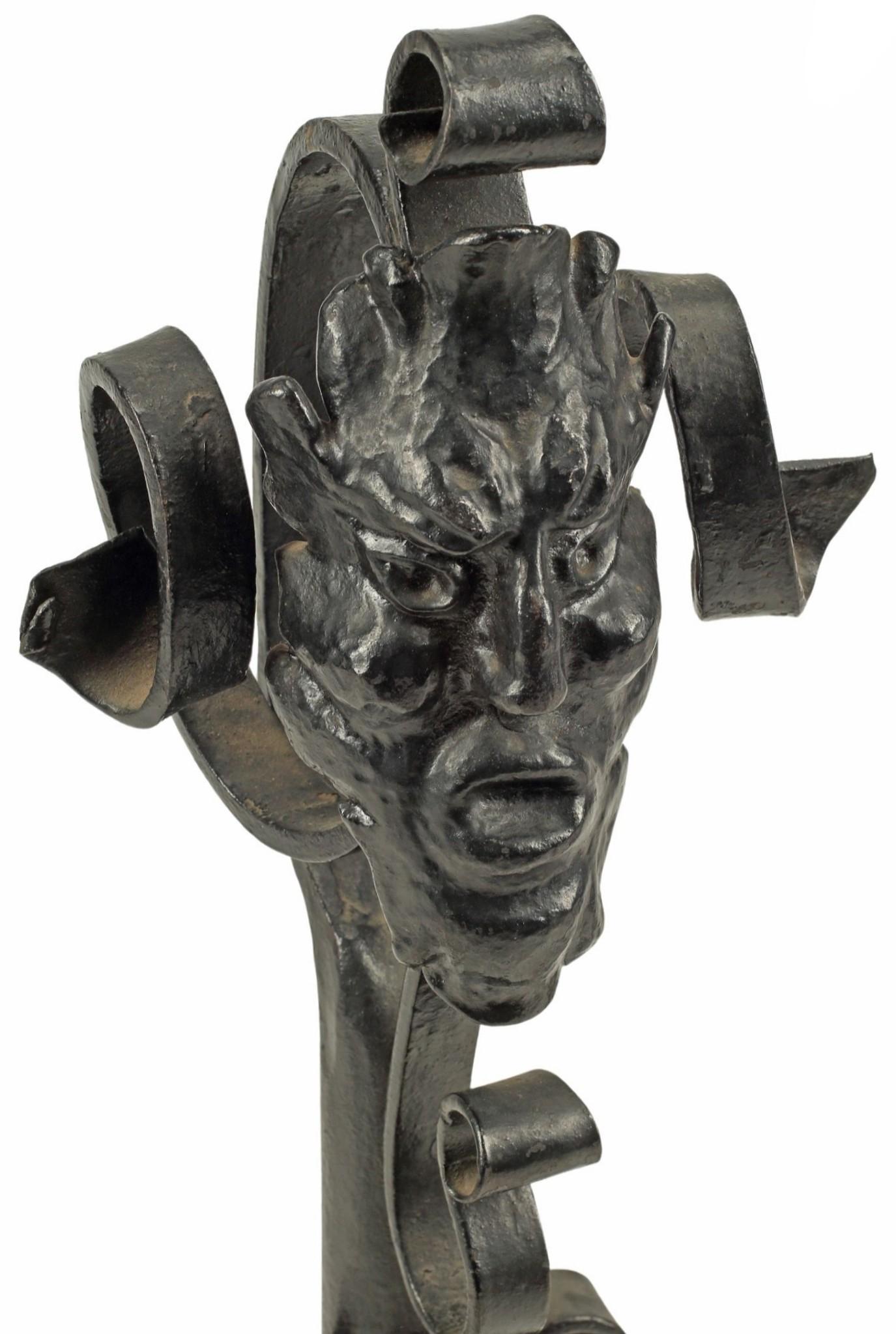 Gothique Andirons gothiques anciens en fer forgé avec masque grotesque et volutes  en vente