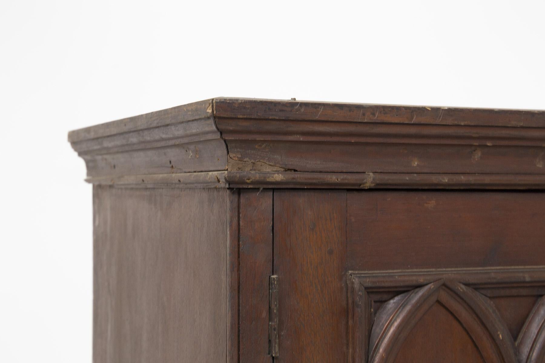 Armoire haute gothique ancienne de la reine Galloping Hollande Bon état - En vente à Milano, IT