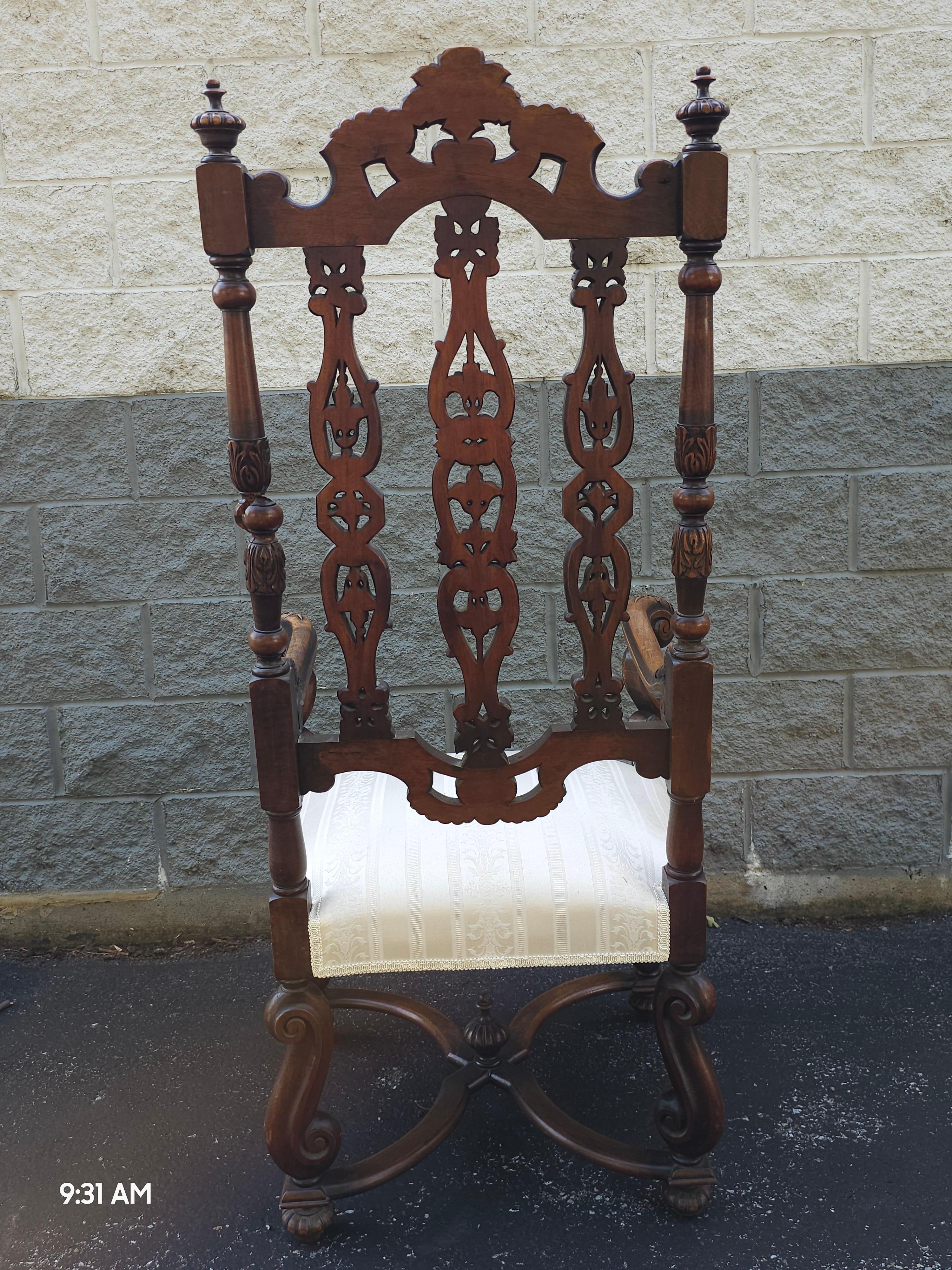 Ancienne chaise d'appoint en noyer sculpté et orné de style gothique et Jacobean en vente 2