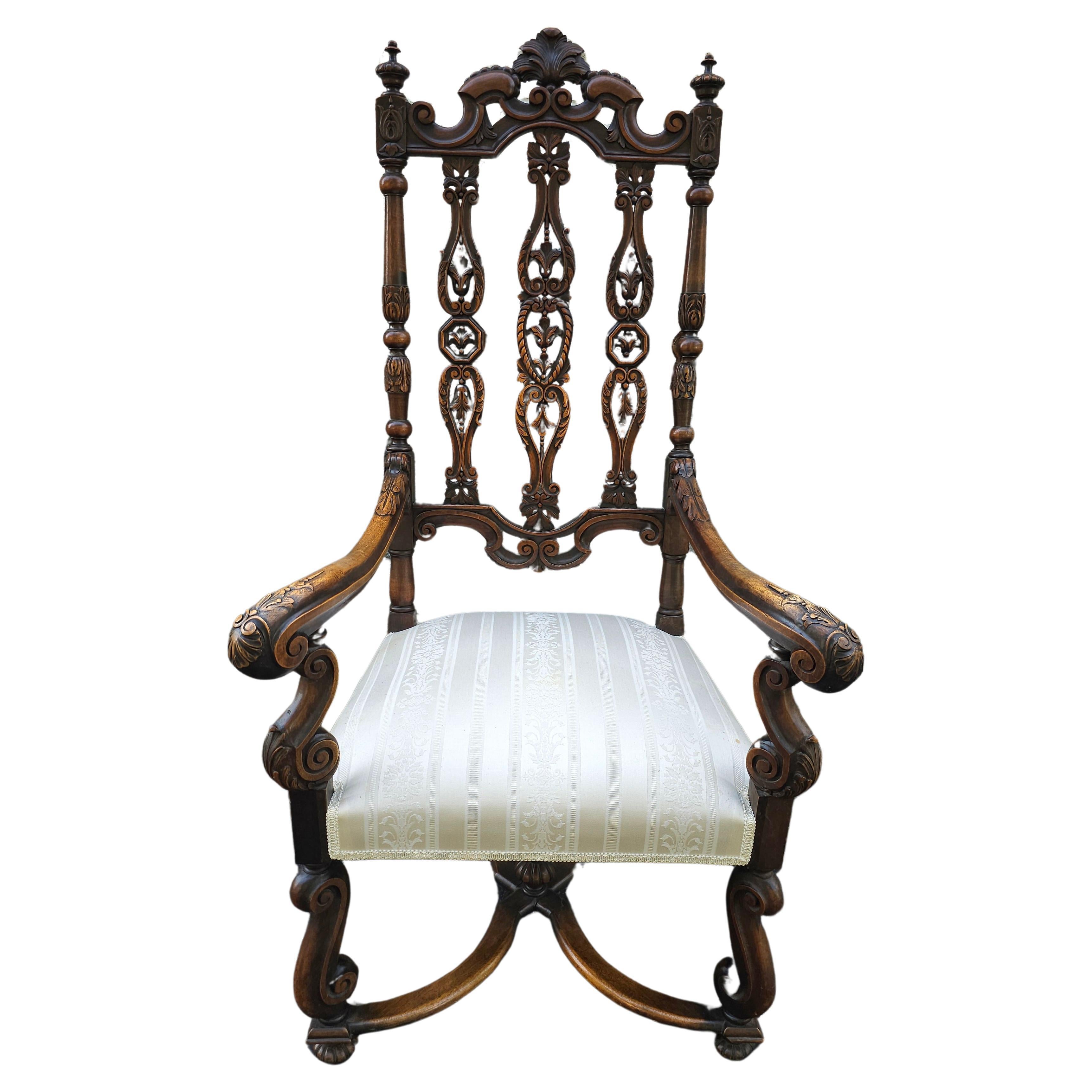 Ancienne chaise d'appoint gothique jacobine en noyer sculpté et orné
Magnifique fauteuil de style jacobéen en noyer sculpté, d'excellente qualité, datant de la fin du XIXe siècle ou du début du XXe siècle. Merveilleux décor sculpté de feuillages et