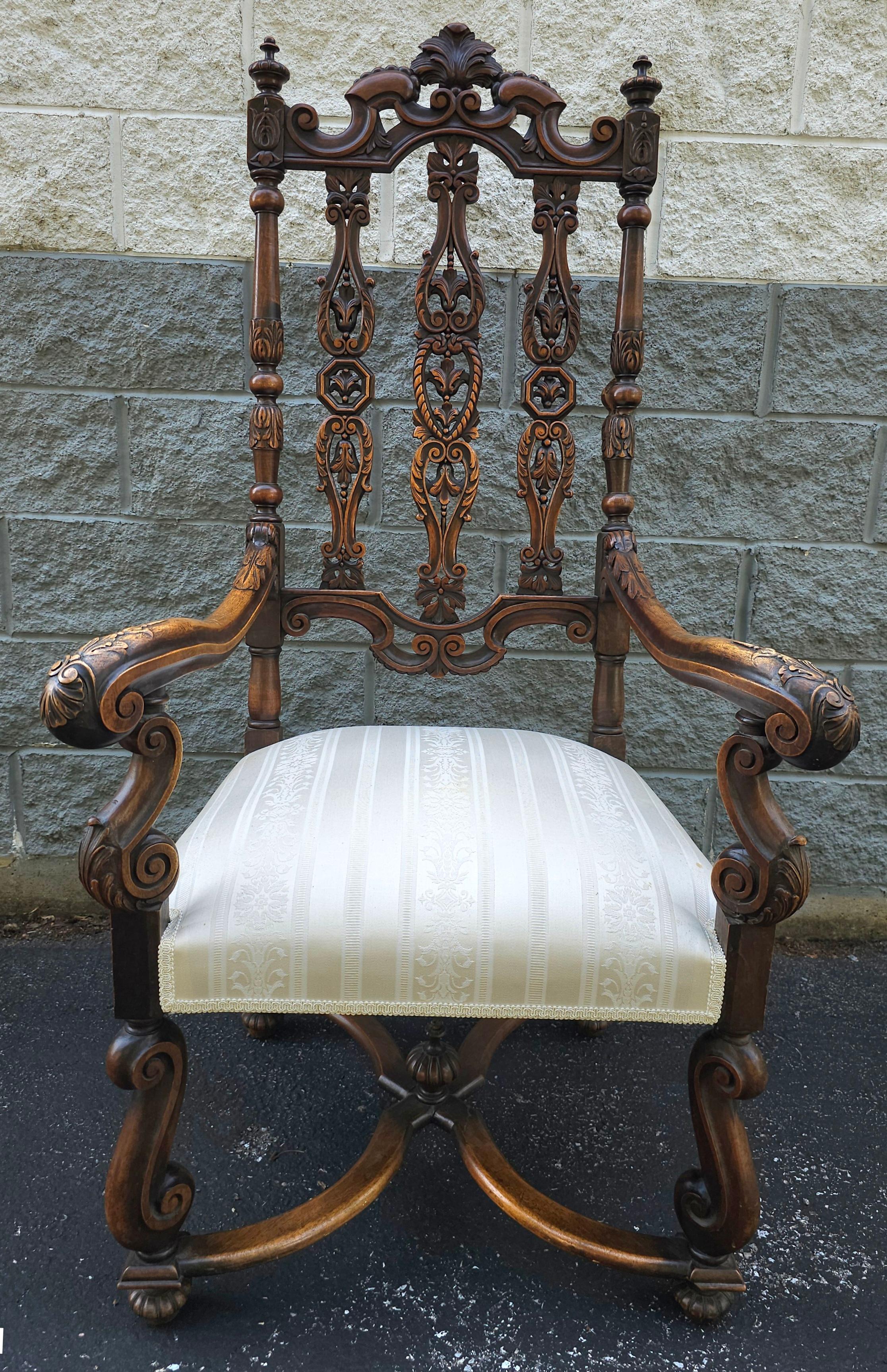 Jacobéen Ancienne chaise d'appoint en noyer sculpté et orné de style gothique et Jacobean en vente