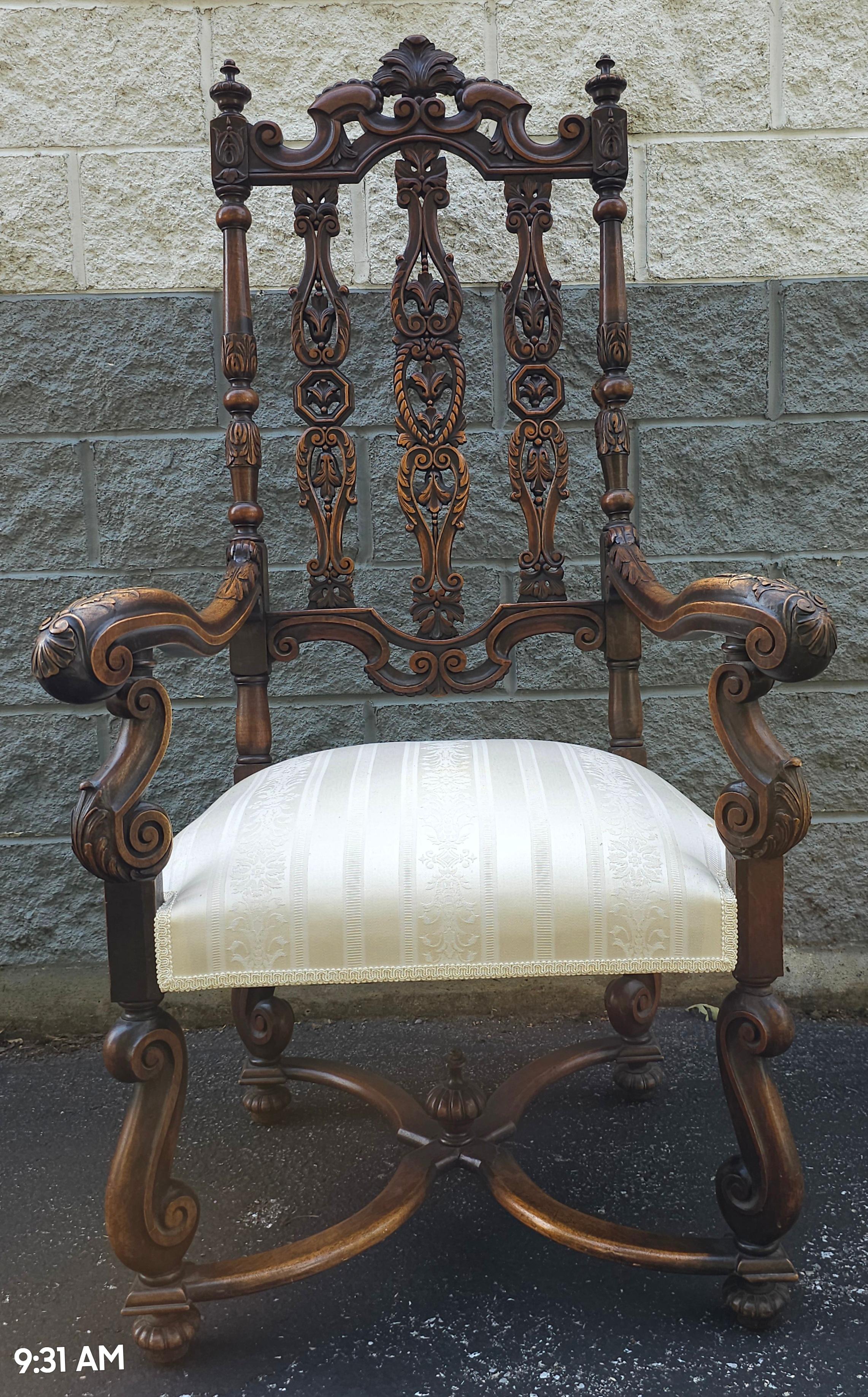 Américain Ancienne chaise d'appoint en noyer sculpté et orné de style gothique et Jacobean en vente
