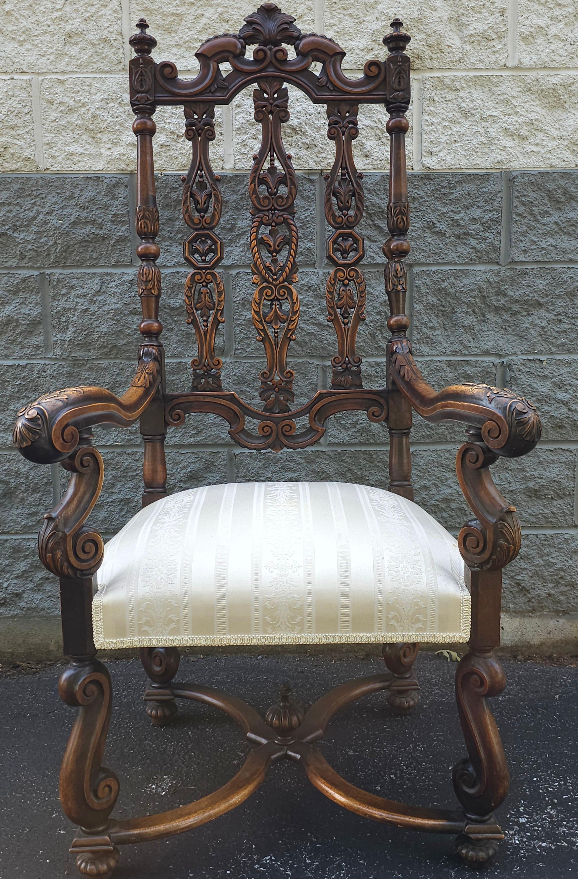 Sculpté Ancienne chaise d'appoint en noyer sculpté et orné de style gothique et Jacobean en vente