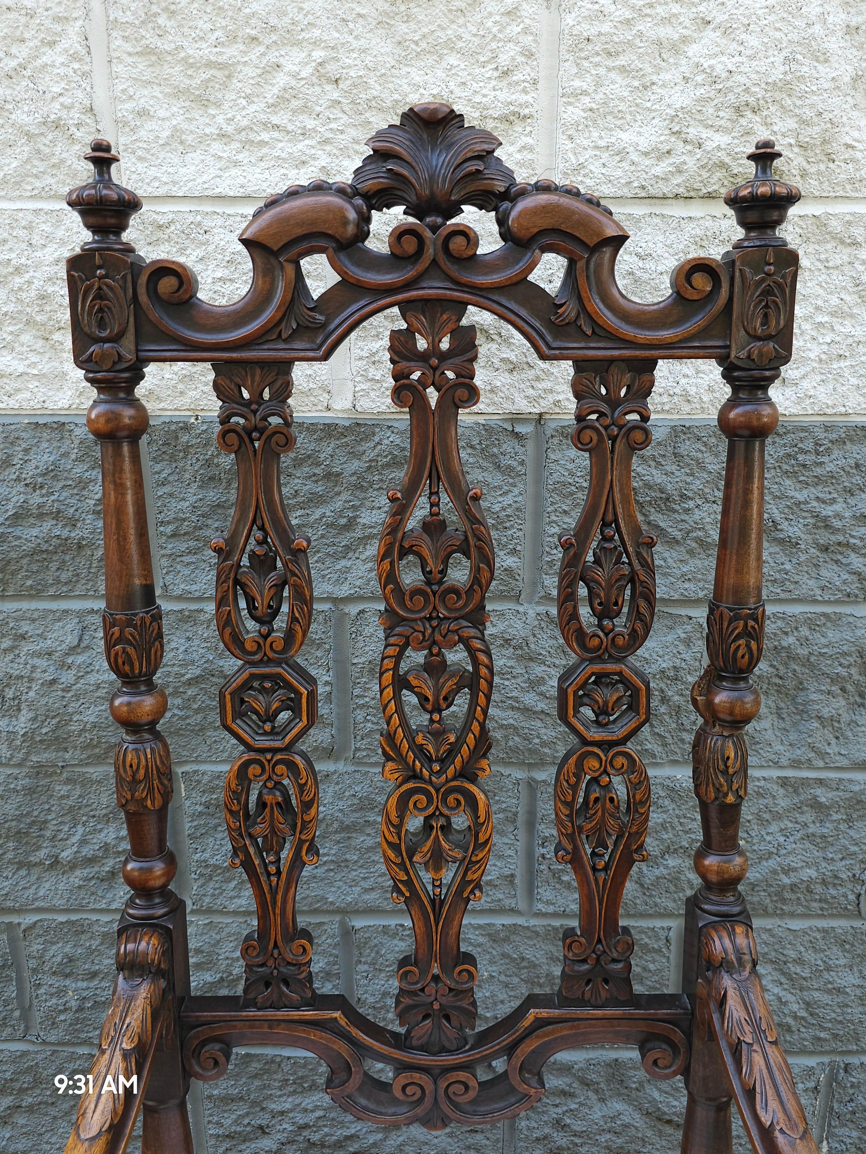 Ancienne chaise d'appoint en noyer sculpté et orné de style gothique et Jacobean Bon état - En vente à Germantown, MD