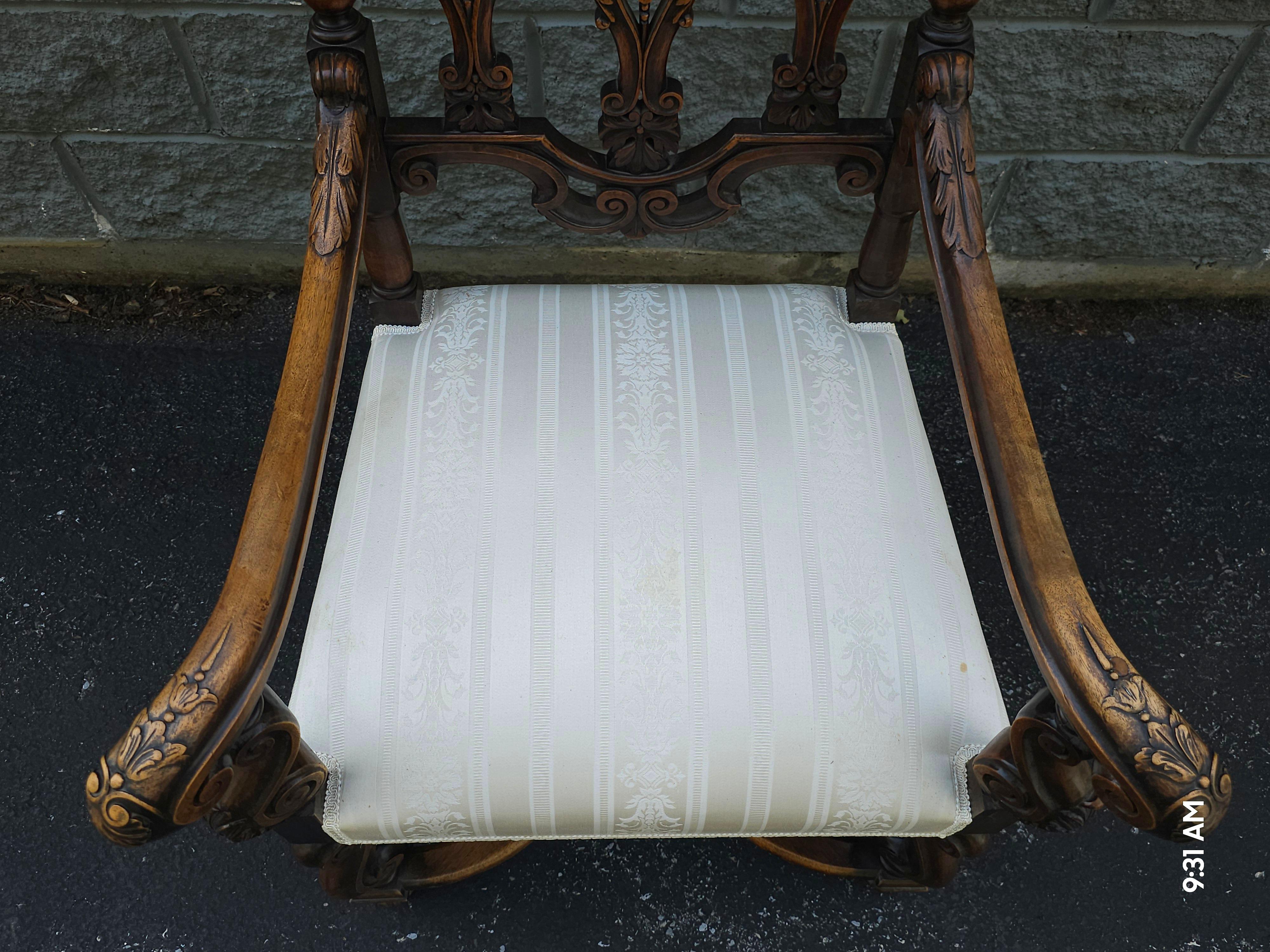 XIXe siècle Ancienne chaise d'appoint en noyer sculpté et orné de style gothique et Jacobean en vente