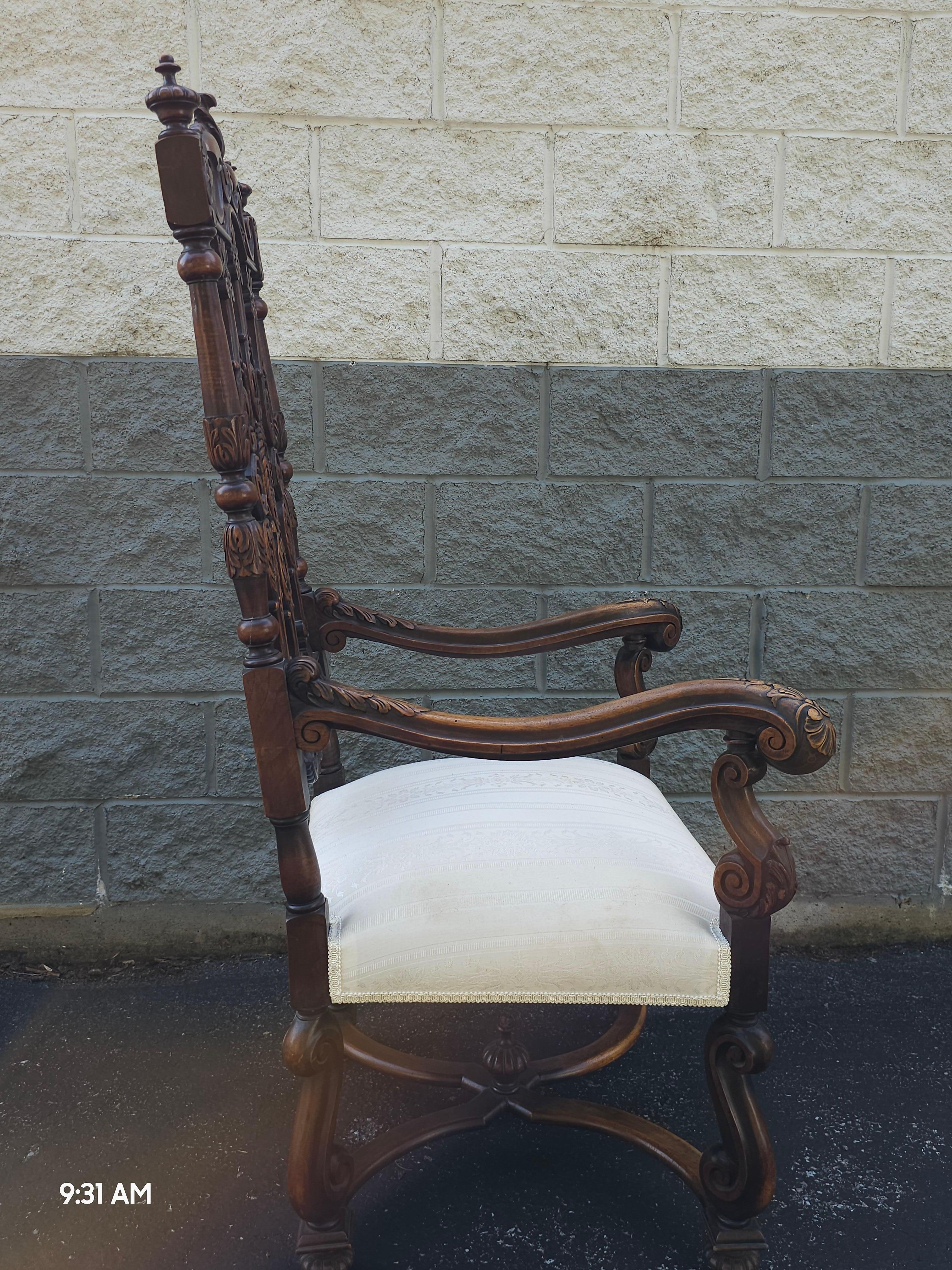 Tissu d'ameublement Ancienne chaise d'appoint en noyer sculpté et orné de style gothique et Jacobean en vente