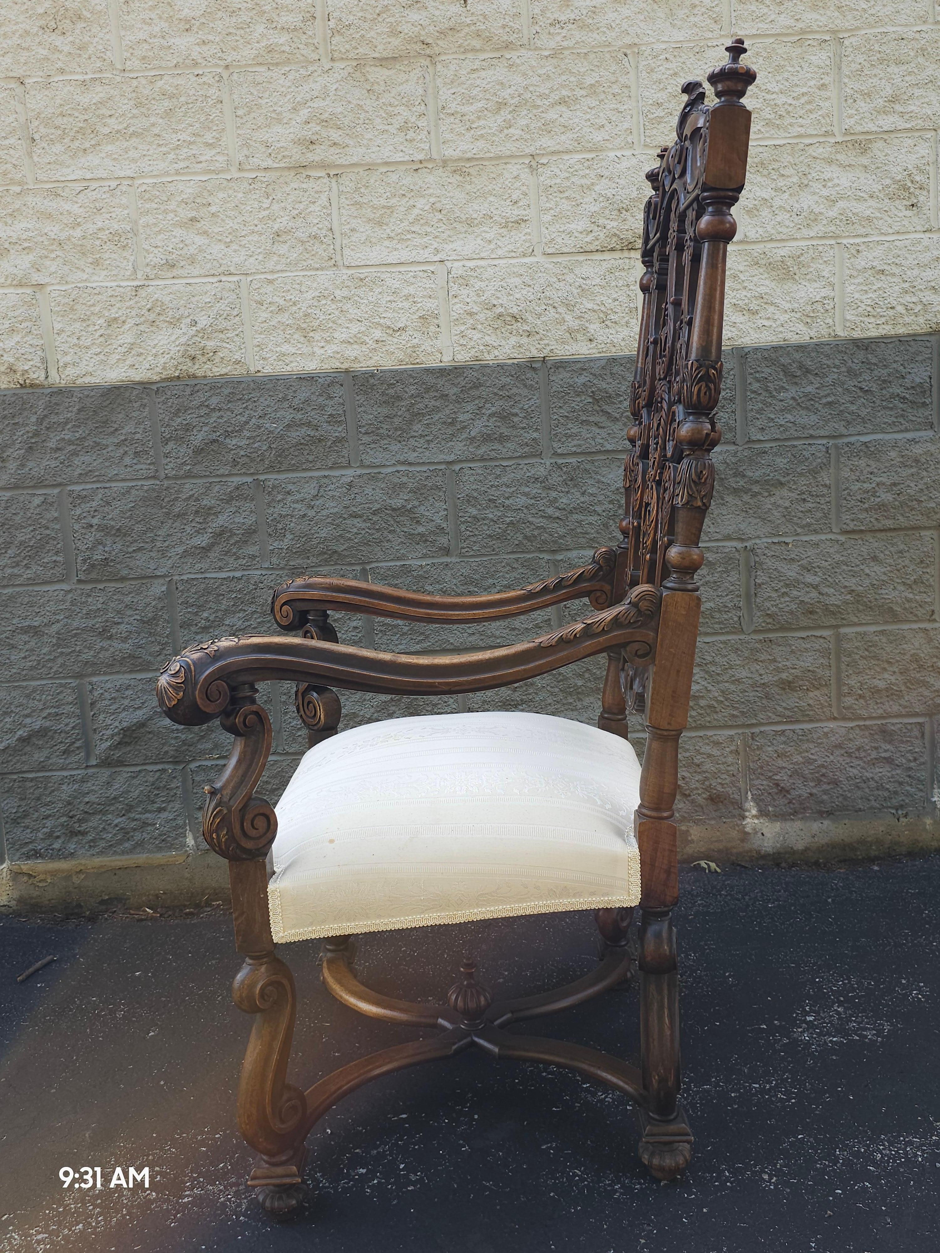 Ancienne chaise d'appoint en noyer sculpté et orné de style gothique et Jacobean en vente 1