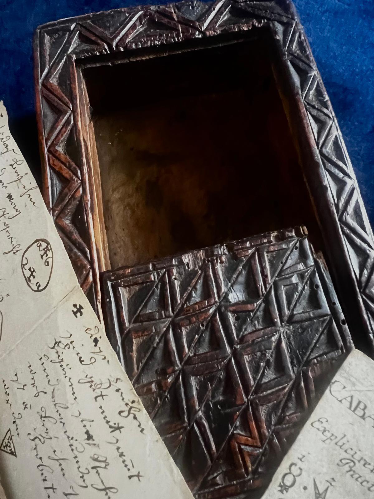 Antique Gothic Judaica Box with Kabbalistic Seals and Sacred Texts (Deutsch) im Angebot