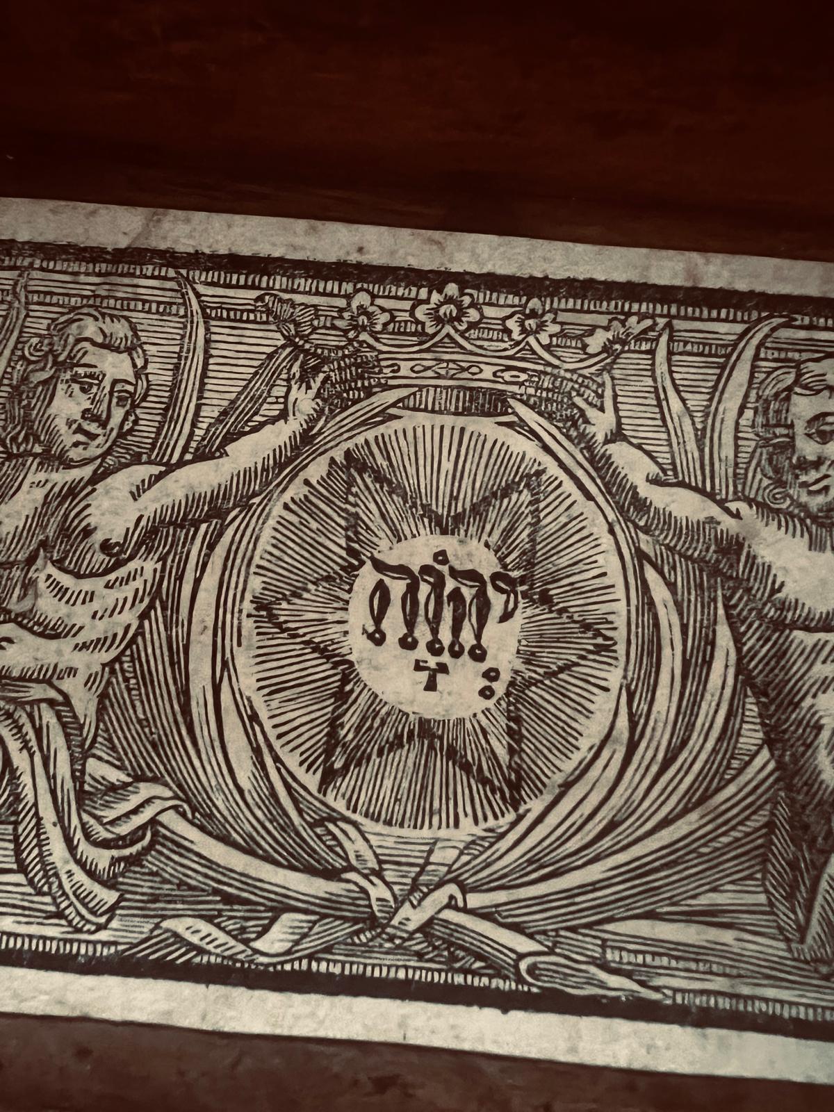 Antique Gothic Judaica Box with Kabbalistic Seals and Sacred Texts (Handgefertigt) im Angebot