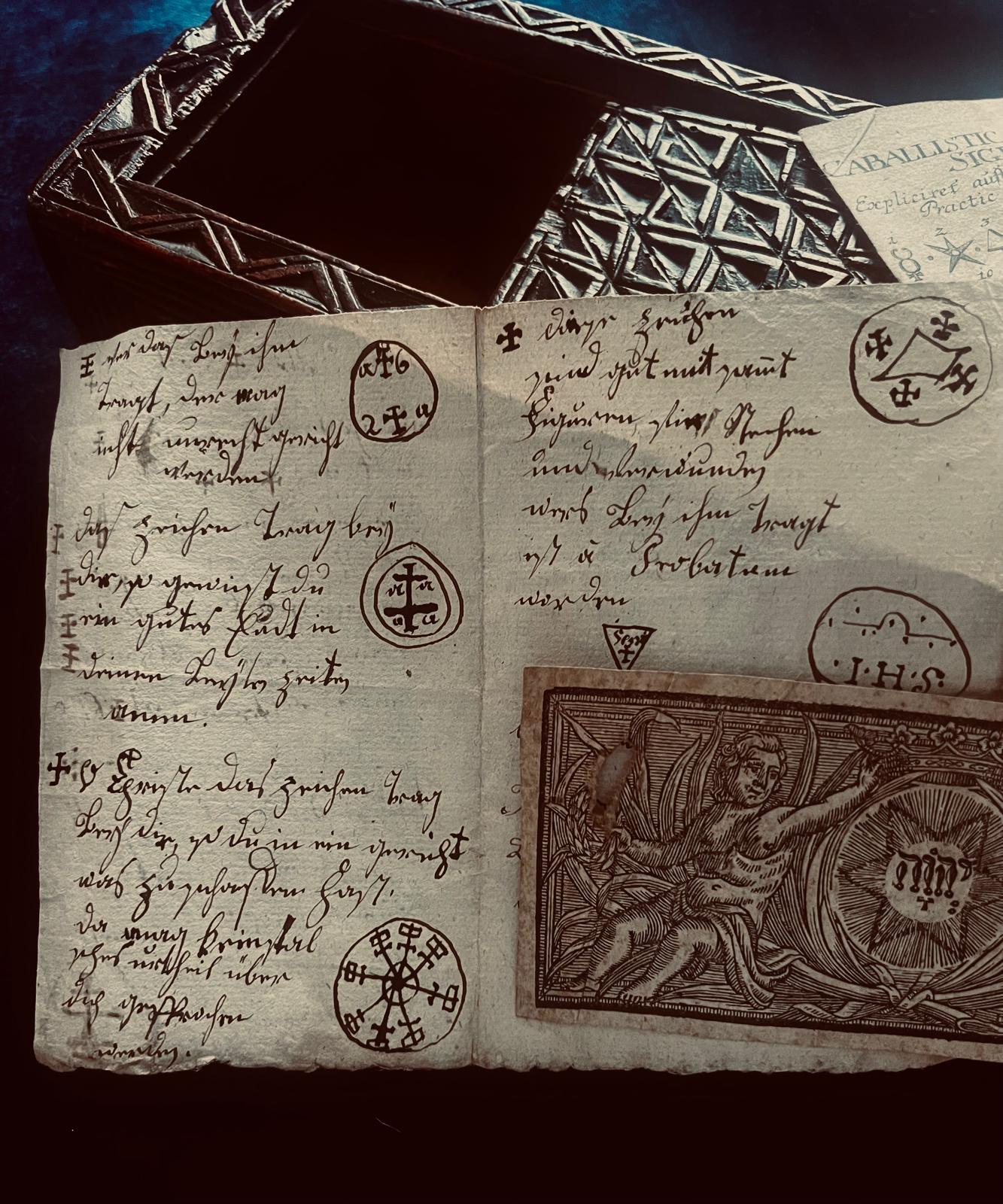 Antique Gothic Judaica Box with Kabbalistic Seals and Sacred Texts im Zustand „Gut“ im Angebot in Doha, QA