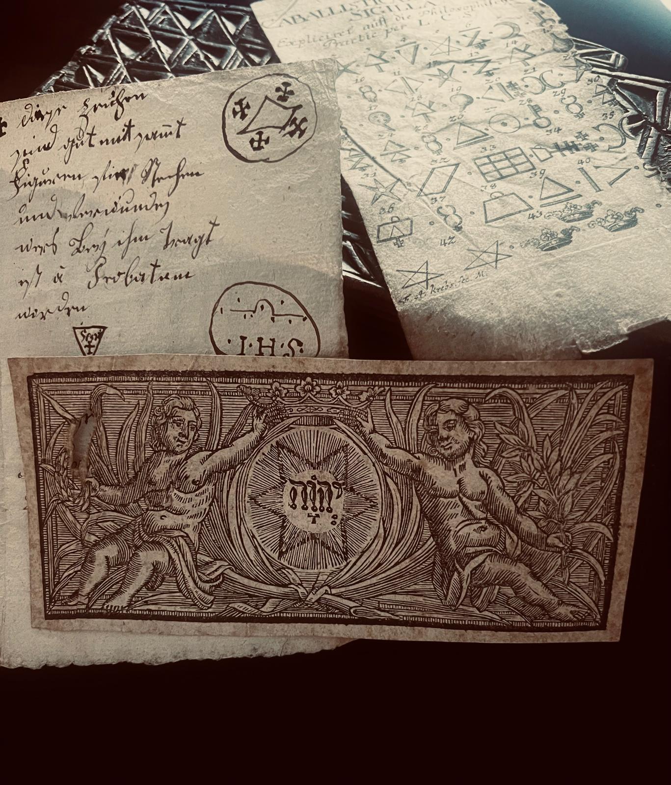 Antique Gothic Judaica Box with Kabbalistic Seals and Sacred Texts (18. Jahrhundert und früher) im Angebot