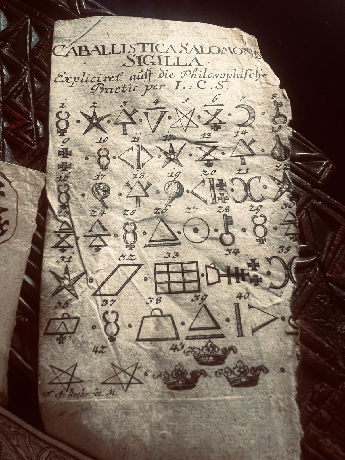 Antique Gothic Judaica Box with Kabbalistic Seals and Sacred Texts (Holz) im Angebot
