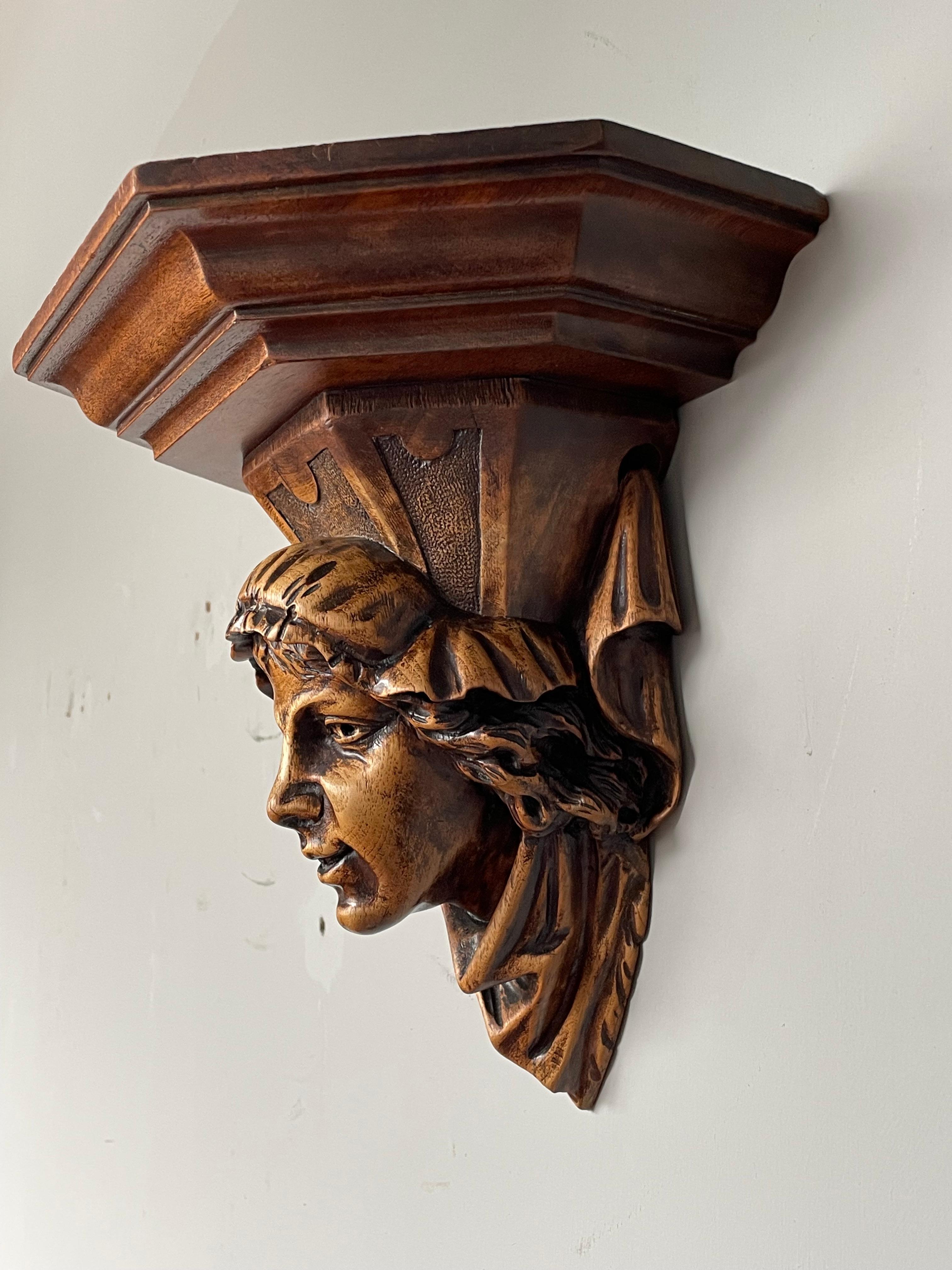 Antike gotische Nussbaumholz-Wandhalterung mit geschnitzter Servant-Skulptur in Museumsqualität im Angebot 1