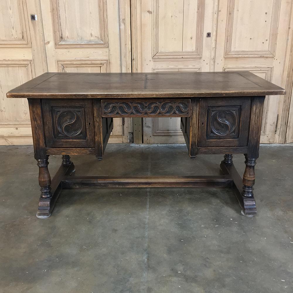 Escritorio Gótico Antiguo de Roble con Tapa de Cuero Renacimiento gótico en venta