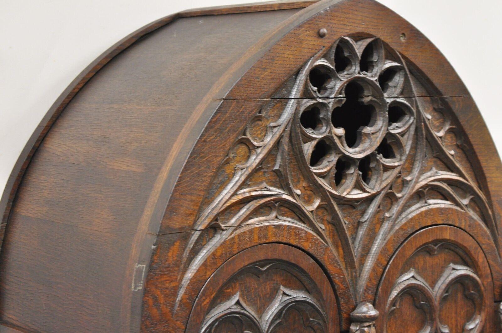 Ancienne armoire à vins gothique de la Renaissance figurative en bois de chêne sculpté en vente 4