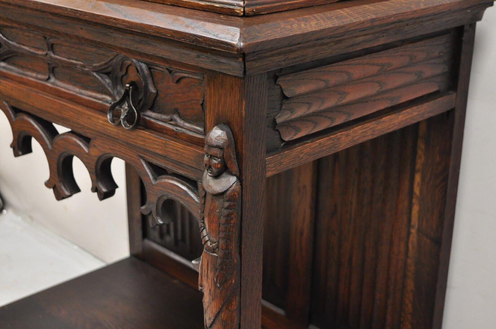 Ancienne armoire à vins gothique de la Renaissance figurative en bois de chêne sculpté en vente 6