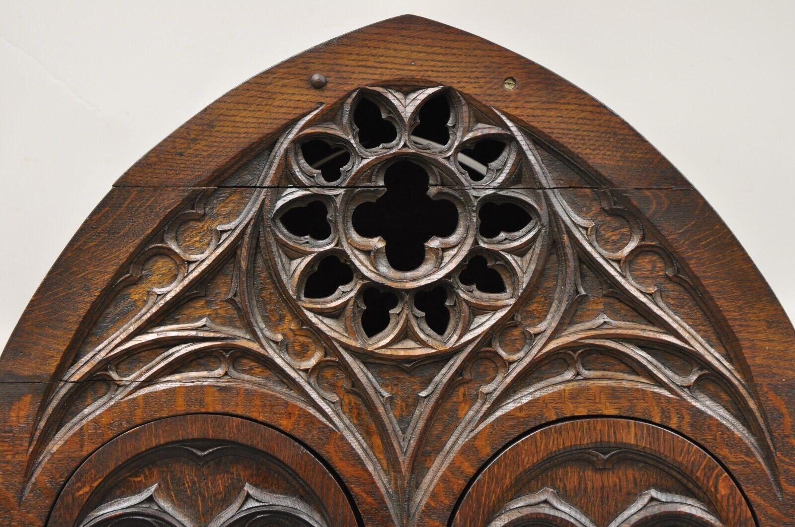 Gothique Ancienne armoire à vins gothique de la Renaissance figurative en bois de chêne sculpté en vente