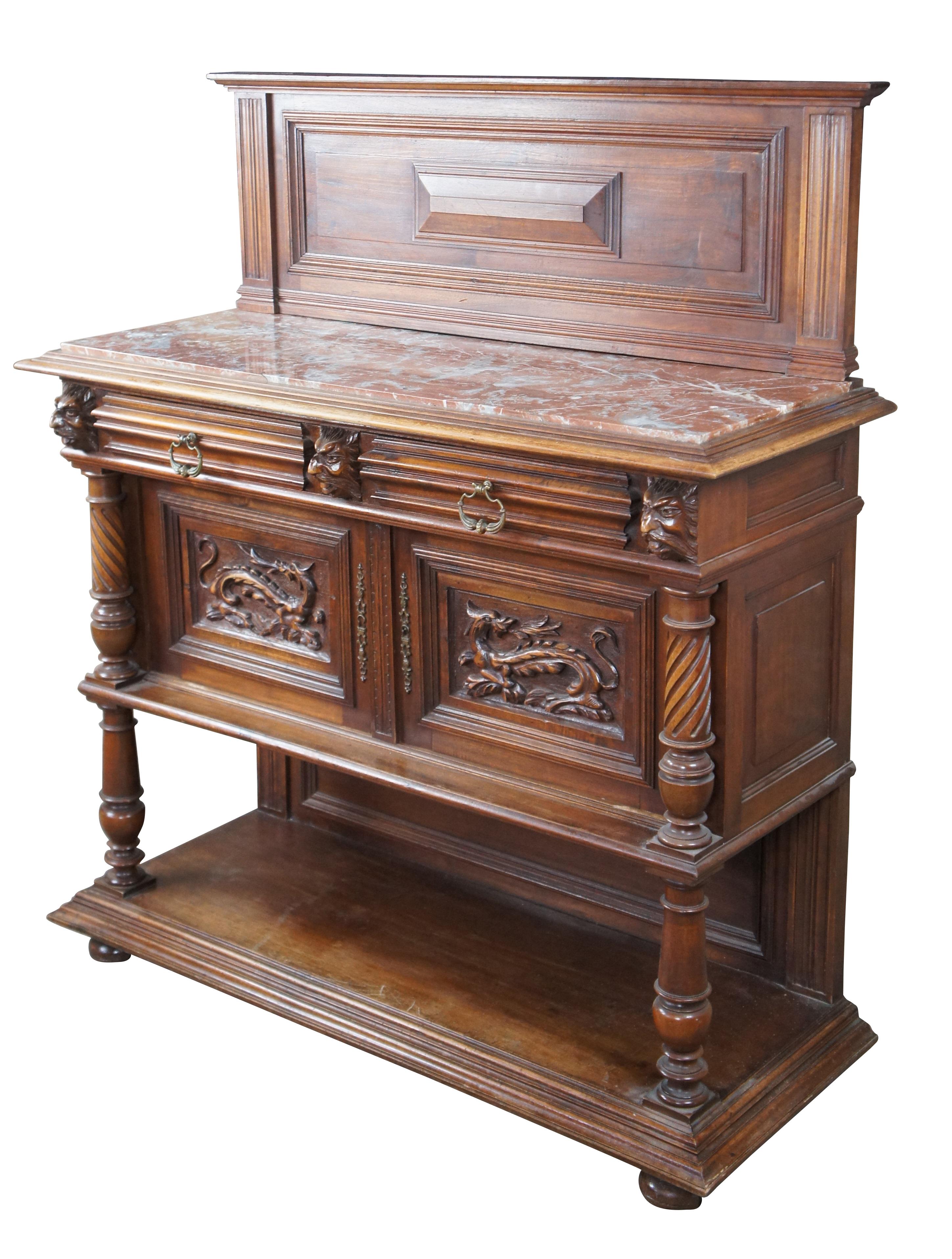 Antiguo mueble / aparador / buffet / bar / servidor del Renacimiento francés / Renacimiento gótico.  De nogal, con encimera de mármol Rouge y trasera panelada, sobre dos cajones y mueble inferior sostenido por columnas torneadas, y acentuado por