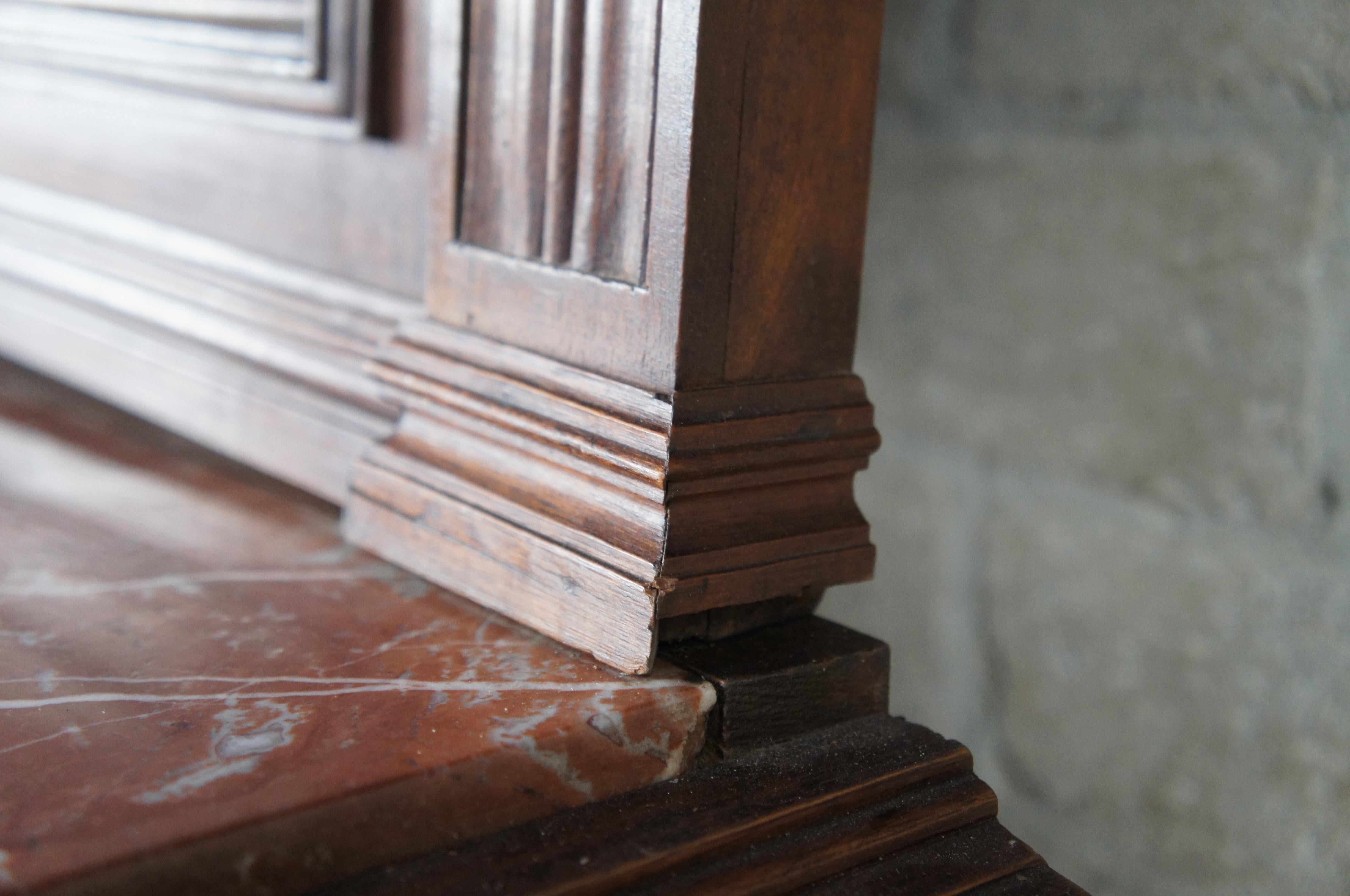 Antiguo Renacimiento Gótico Renacimiento Nogal Rojo Mármol Aparador Gabinete en Bastante bueno estado para la venta en Dayton, OH