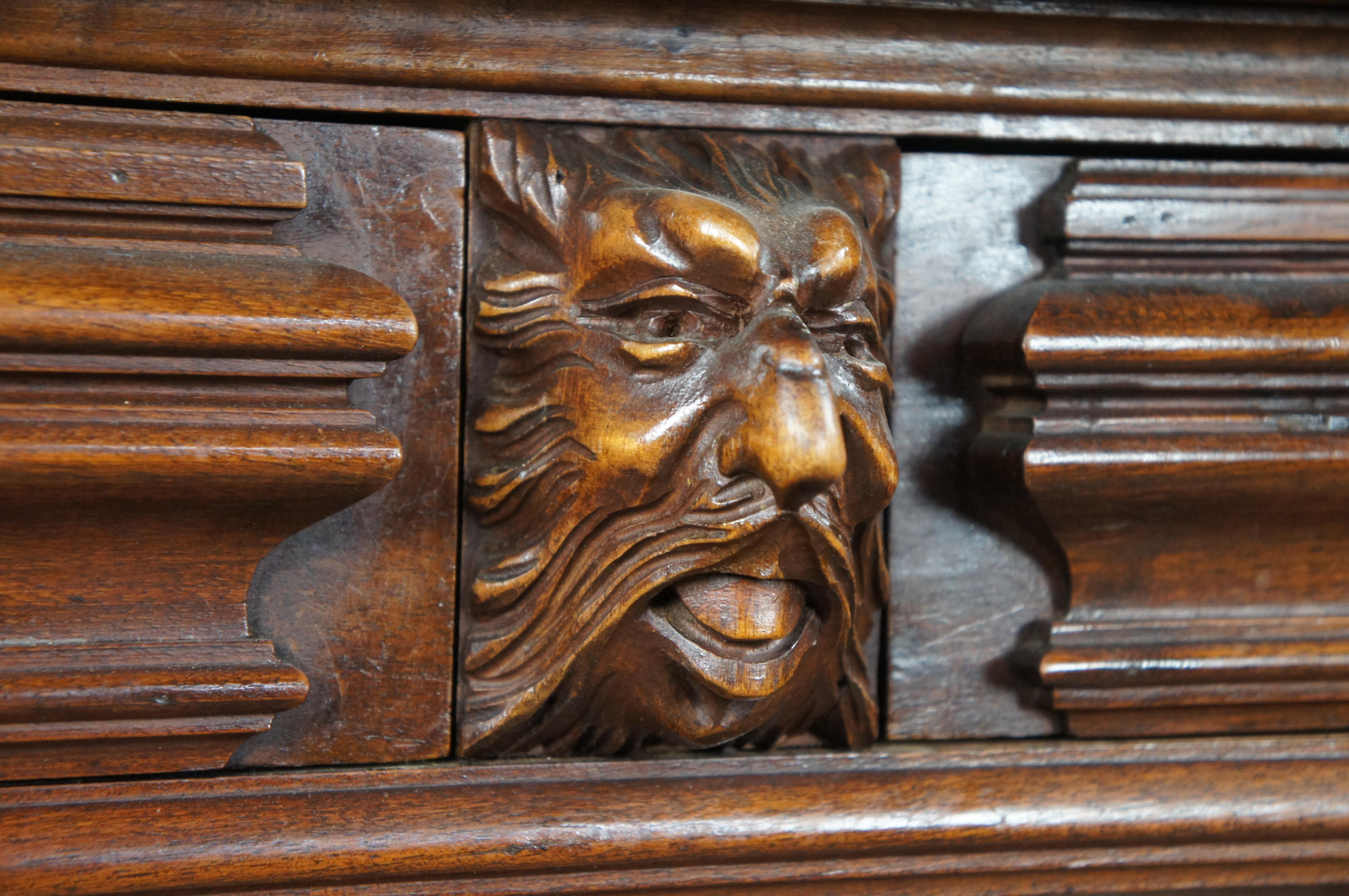 Antiguo Renacimiento Gótico Renacimiento Nogal Rojo Mármol Aparador Gabinete en venta 1