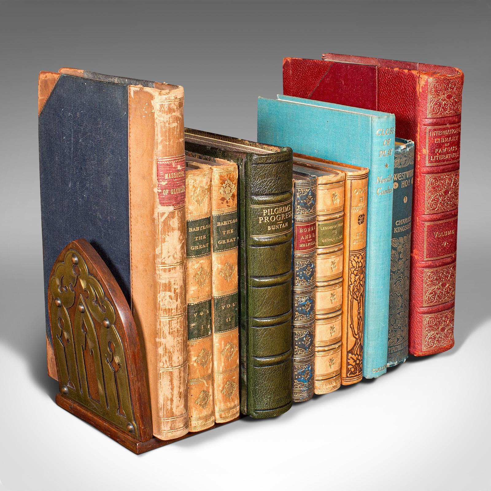Antico scorrevole per libri in stile gotico-revival, noce inglese, leggio allungabile, vittoriano in vendita 1