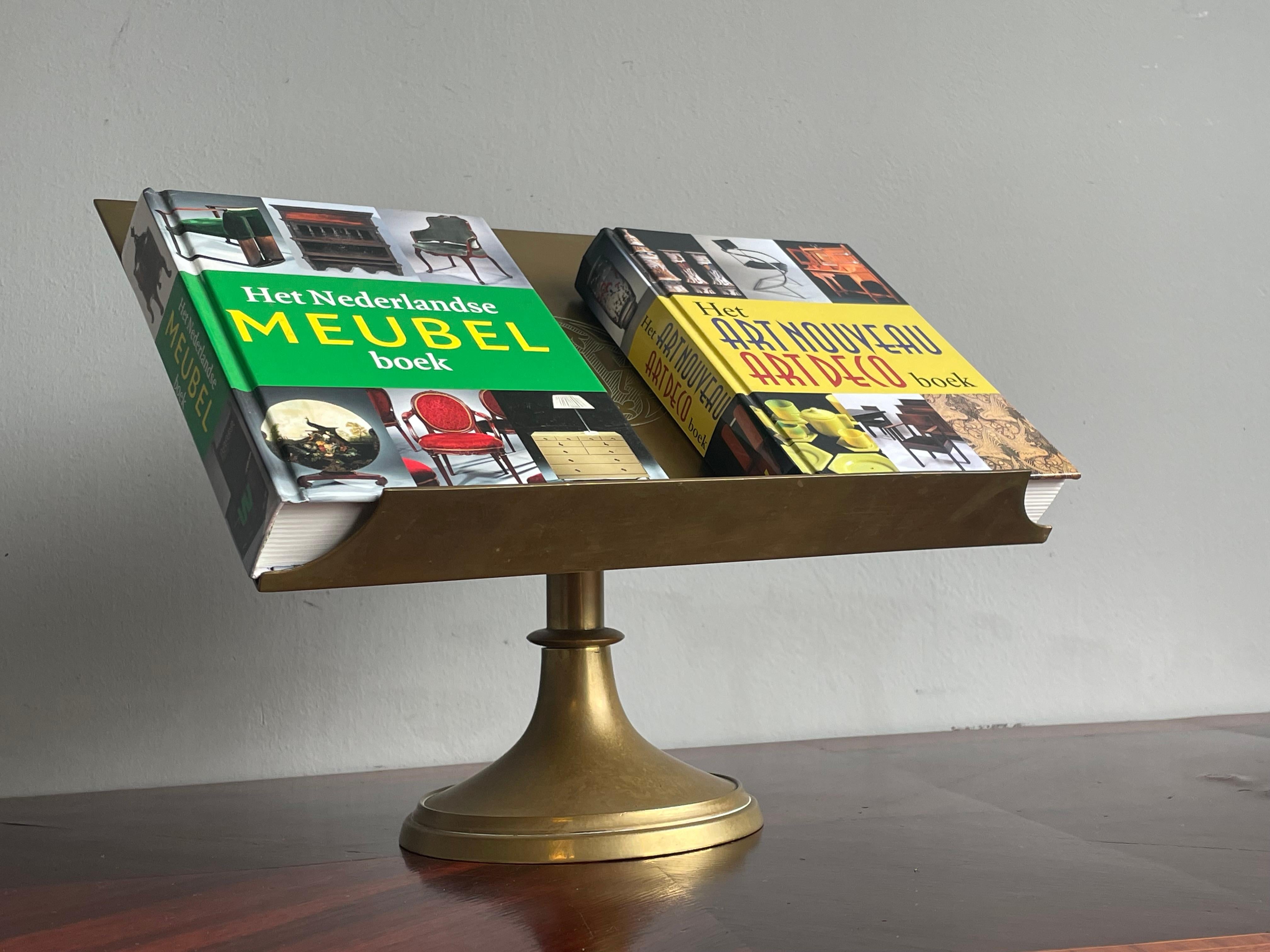 Antike Gothic Revival Messing Kirche Bibel Stand w. IHS-Schild in Quatrefoil-Symbol (Neugotik)