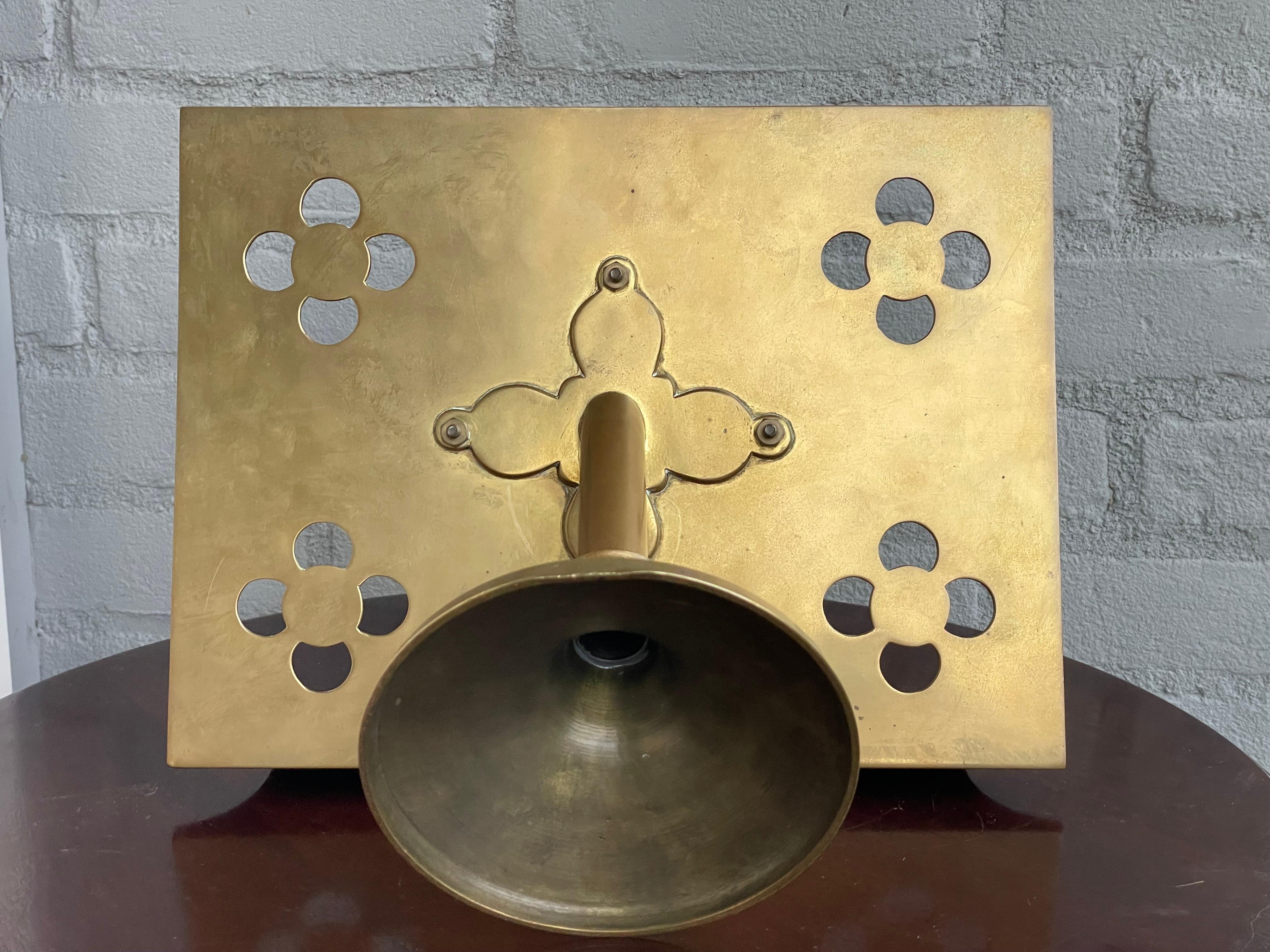 Antique Gothic Revival Brass Church Bible Stand w. IHS Sign in Quatrefoil Symbol In Good Condition In Lisse, NL