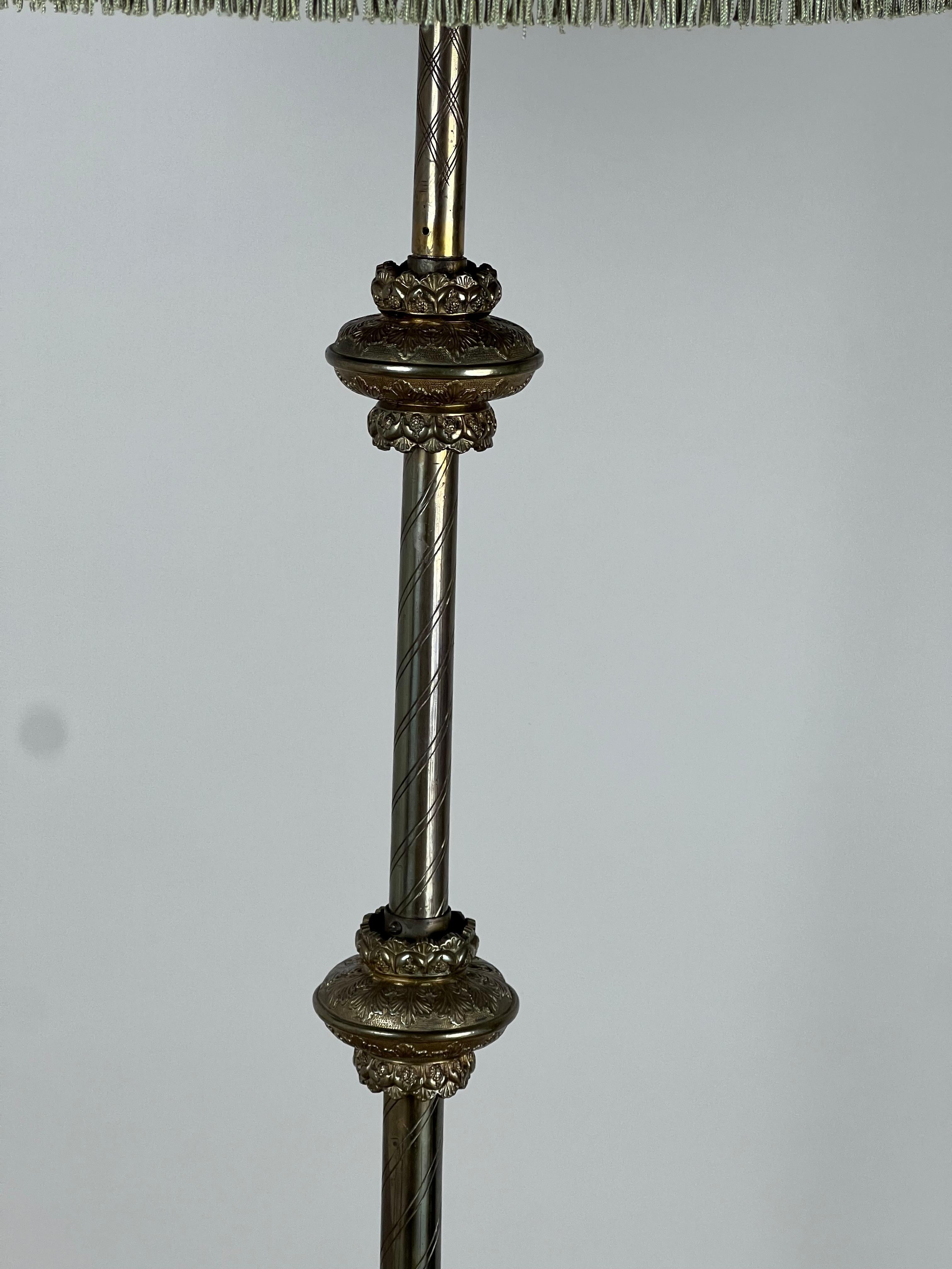 Lámpara de pie antigua de latón de estilo gótico con base enjoyada c. Principios del siglo XX en venta 1