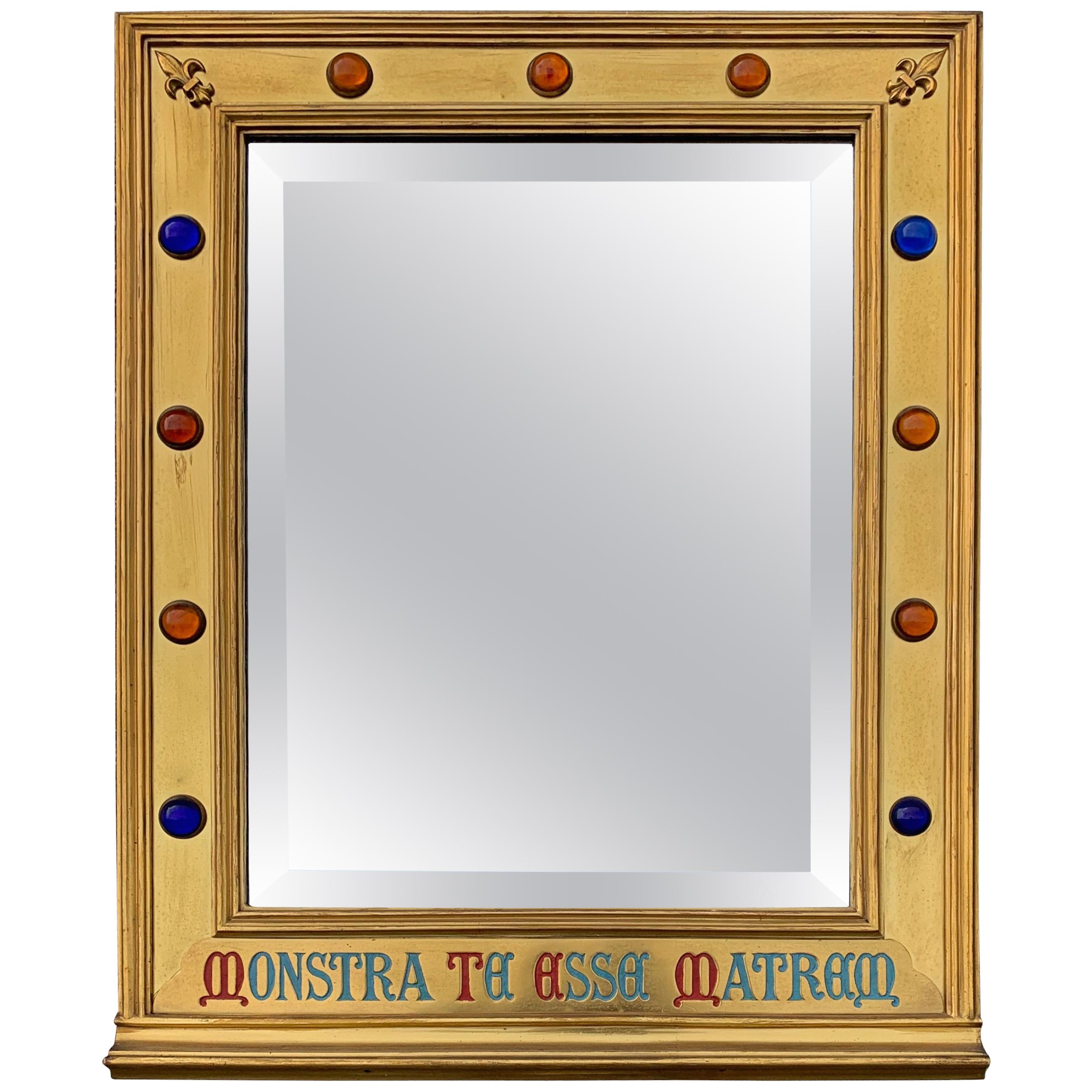 Miroir mural néo-gothique en laiton doré sur bois avec pierres de verre et phrase latine