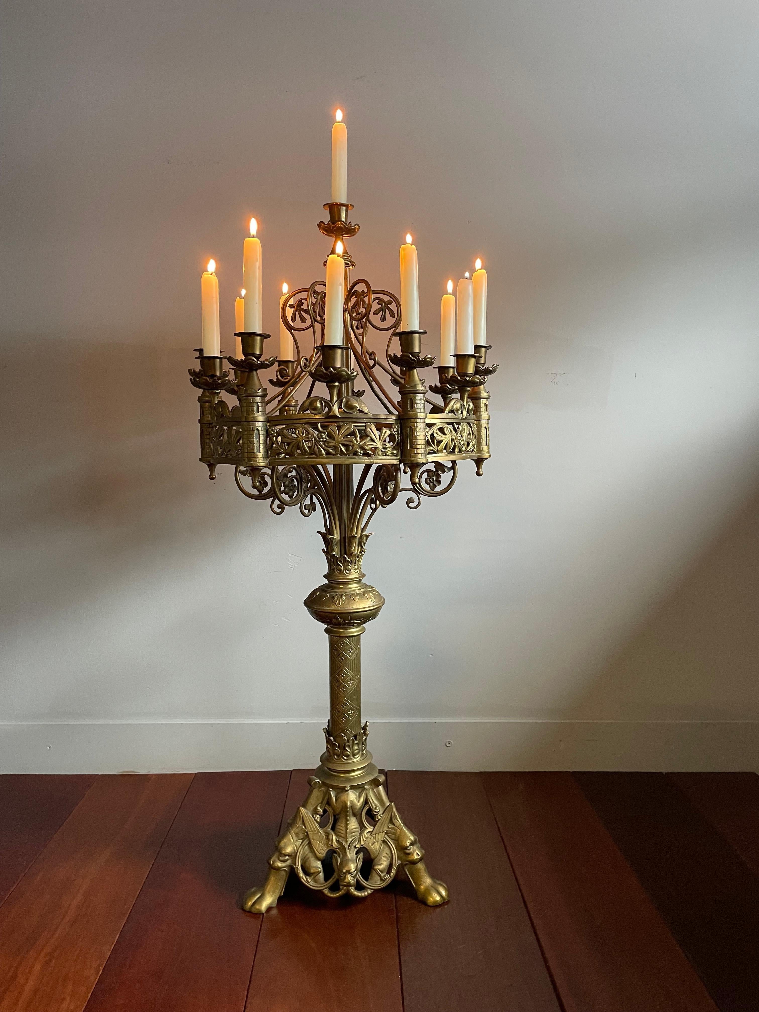Seltener und bedeutungsvoller, 3 Fuß hoher, gotischer Bodenkerzenhalter aus Bronze für dreizehn Kerzen.

Dieser antike Altar- oder Bodenleuchter für dreizehn Kerzen im Stil der Gotik gehört zu den Antiquitäten, bei denen man sofort merkt, dass sie