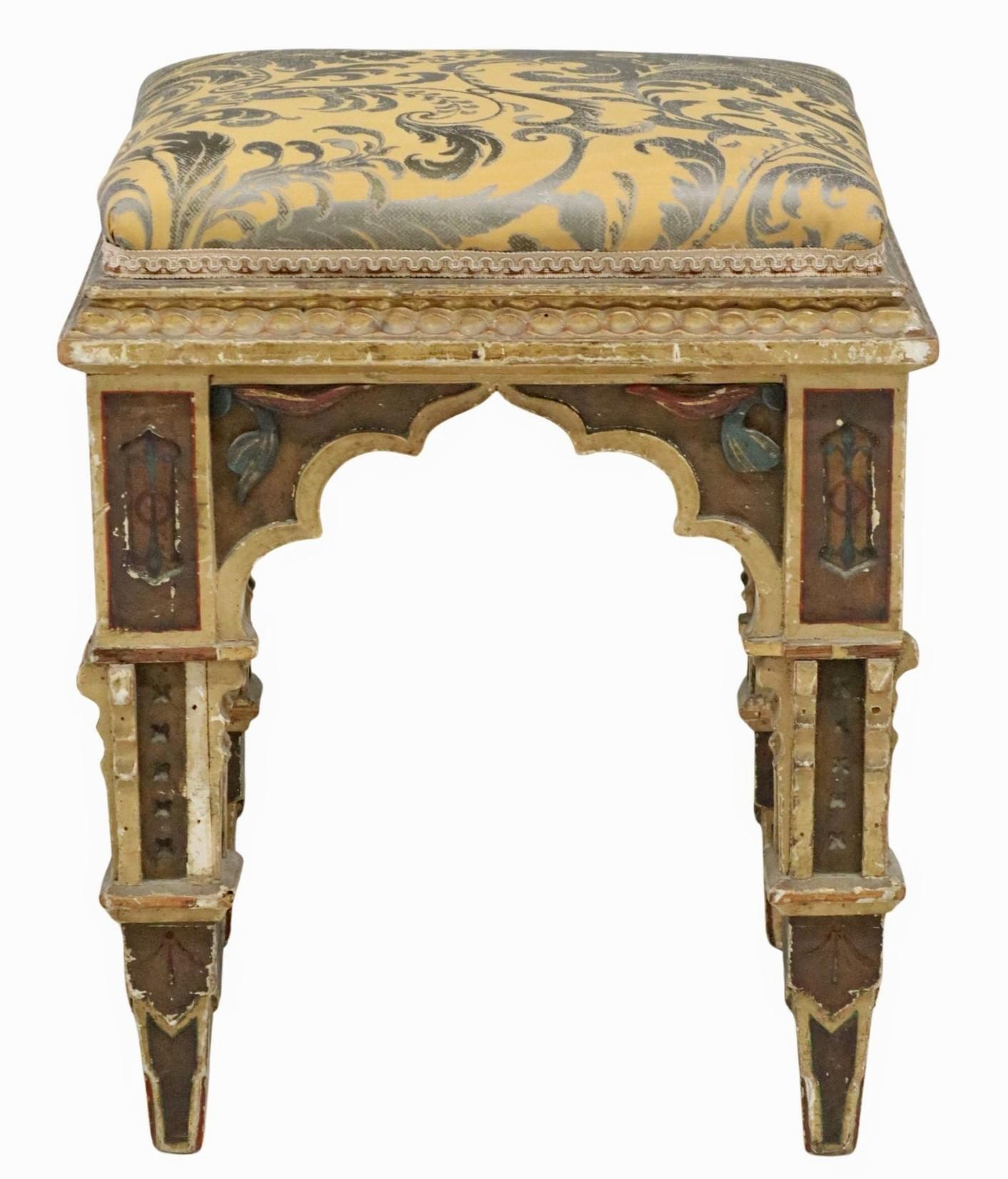 Ein prächtiger neugotischer Tabouret-Hocker / Ottomane, 19. Jahrhundert, wahrscheinlich Italien (Süditalien; Königreich beider Sizilien), vergoldeter und polychrom bemalter Rahmen, gepolsterter Sitz in späterer Polsterung, auf spitz zulaufenden