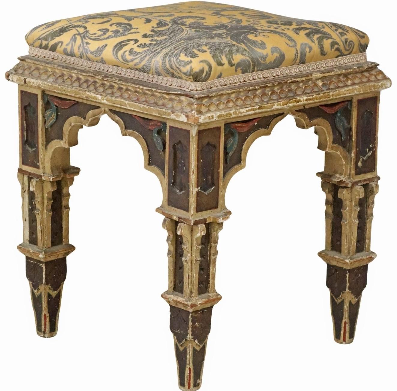 Antike Gotik Revival geschnitzt polychrome gemalt & gepolstert Hocker Ottomane (Neugotik) im Angebot