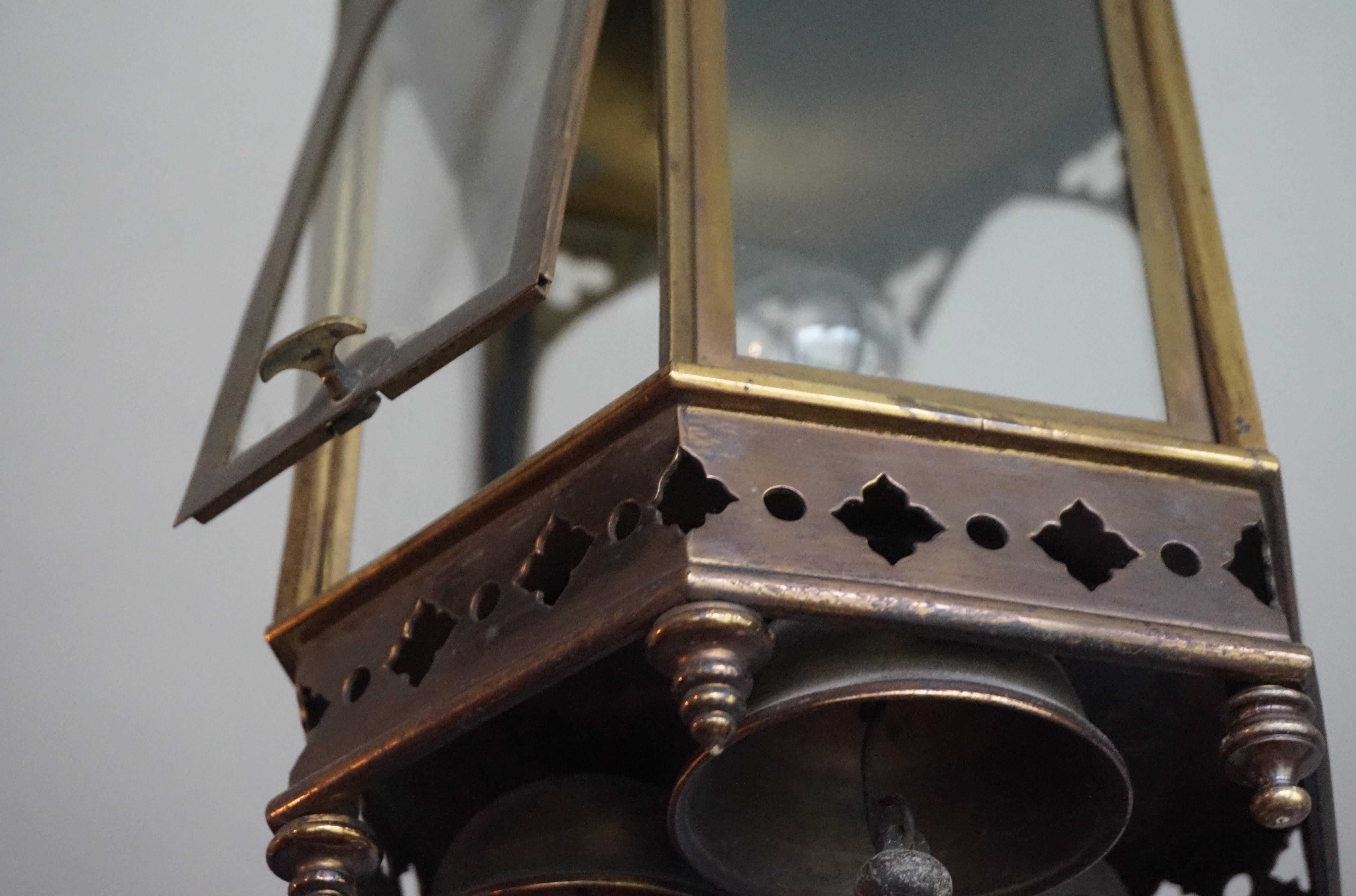 Lampe à suspension d'église / lanterne sarcelle de style néo-gothique ancien en bronze et laiton avec cloches en vente 1