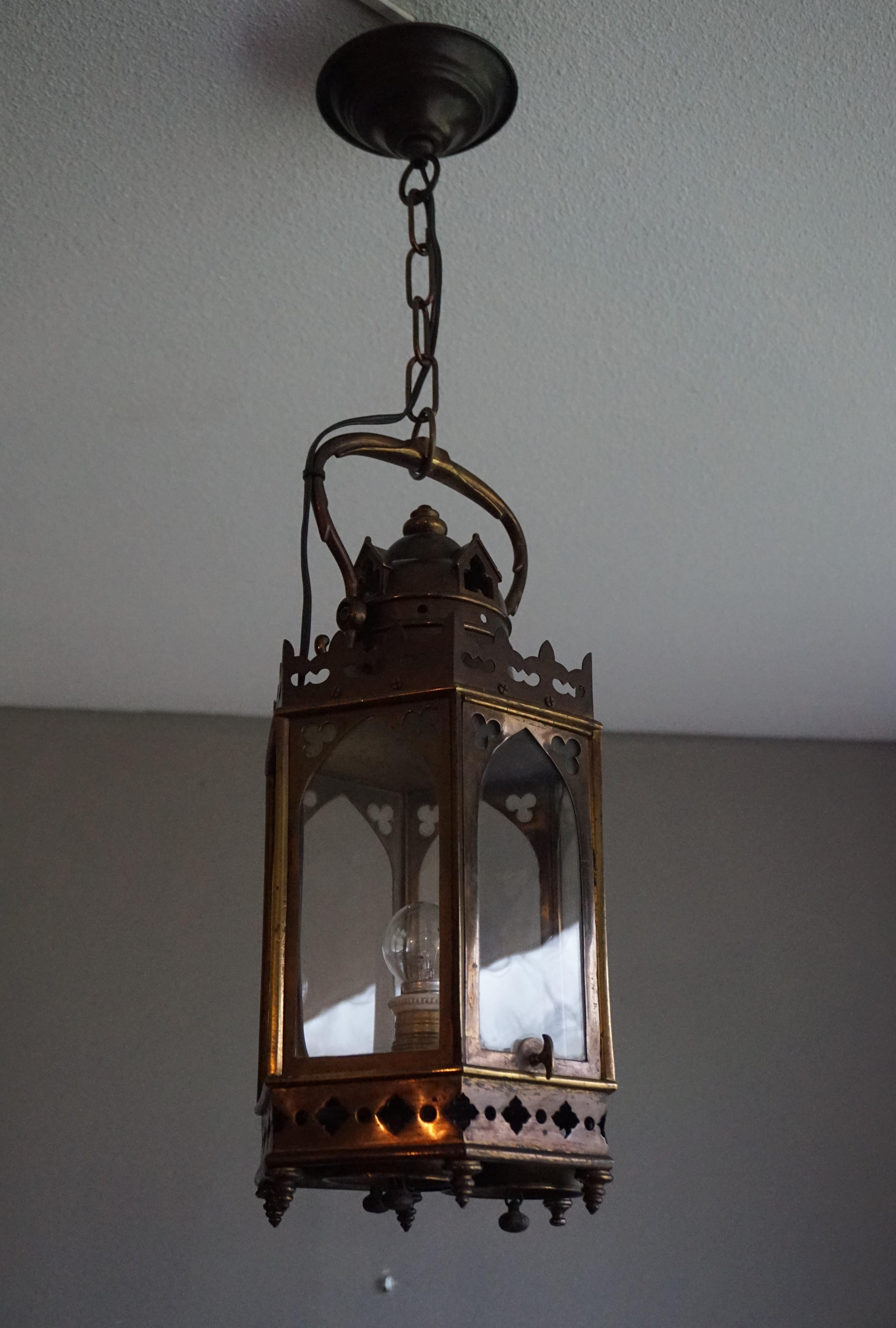 Lampe à suspension d'église / lanterne sarcelle de style néo-gothique ancien en bronze et laiton avec cloches en vente 2