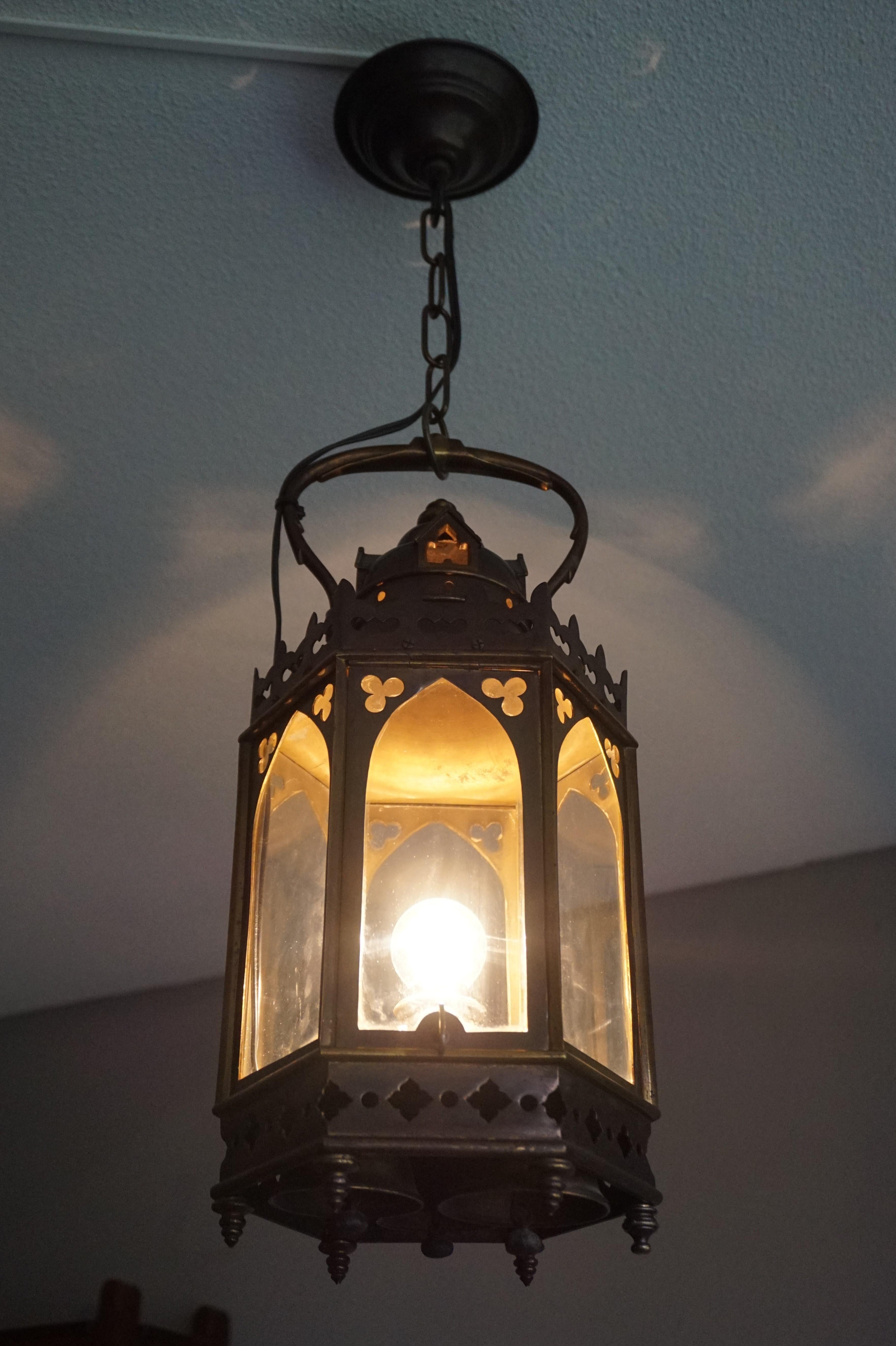 Lampe à suspension d'église / lanterne sarcelle de style néo-gothique ancien en bronze et laiton avec cloches en vente 4