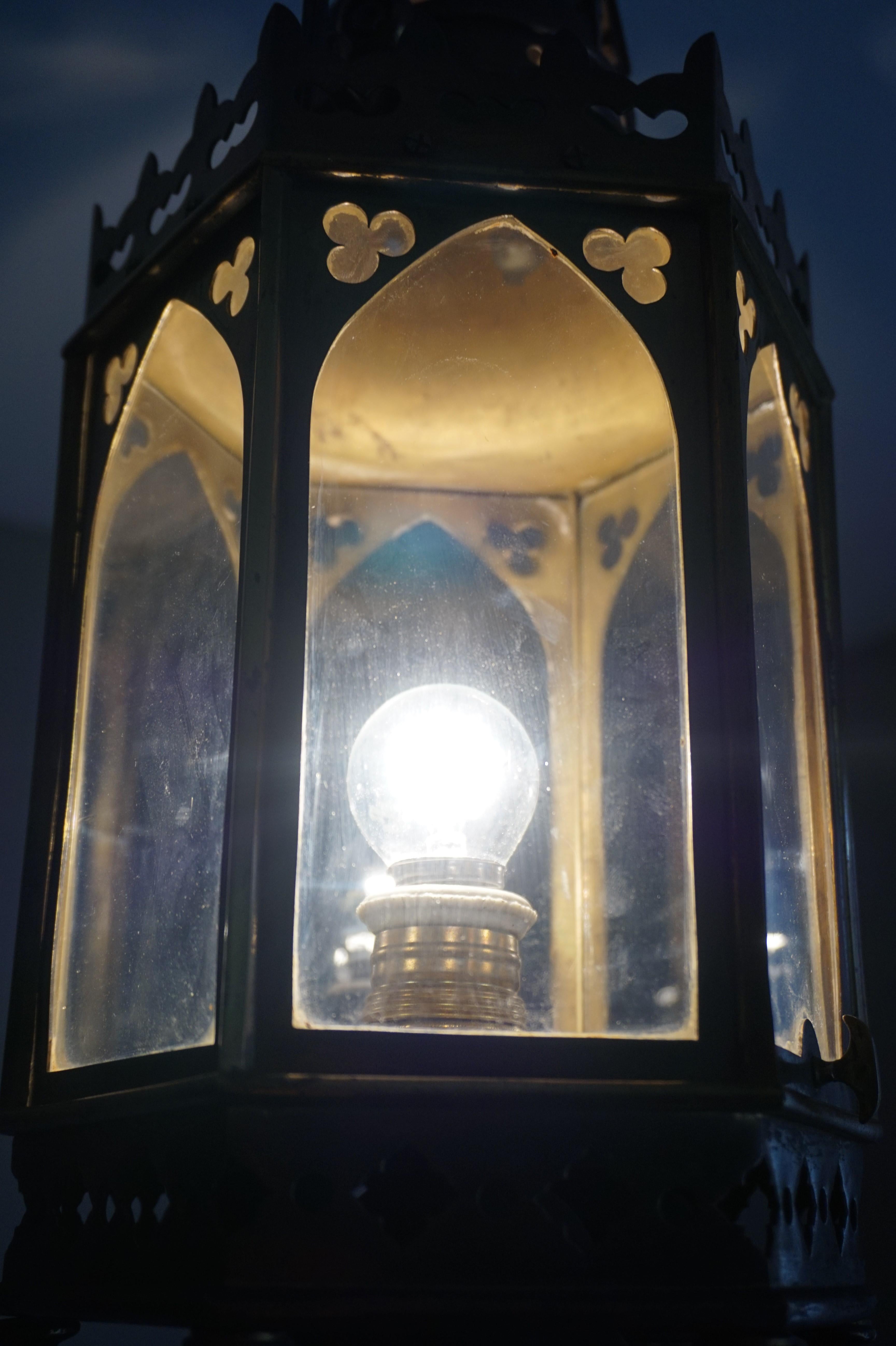 Lampe à suspension d'église / lanterne sarcelle de style néo-gothique ancien en bronze et laiton avec cloches en vente 5
