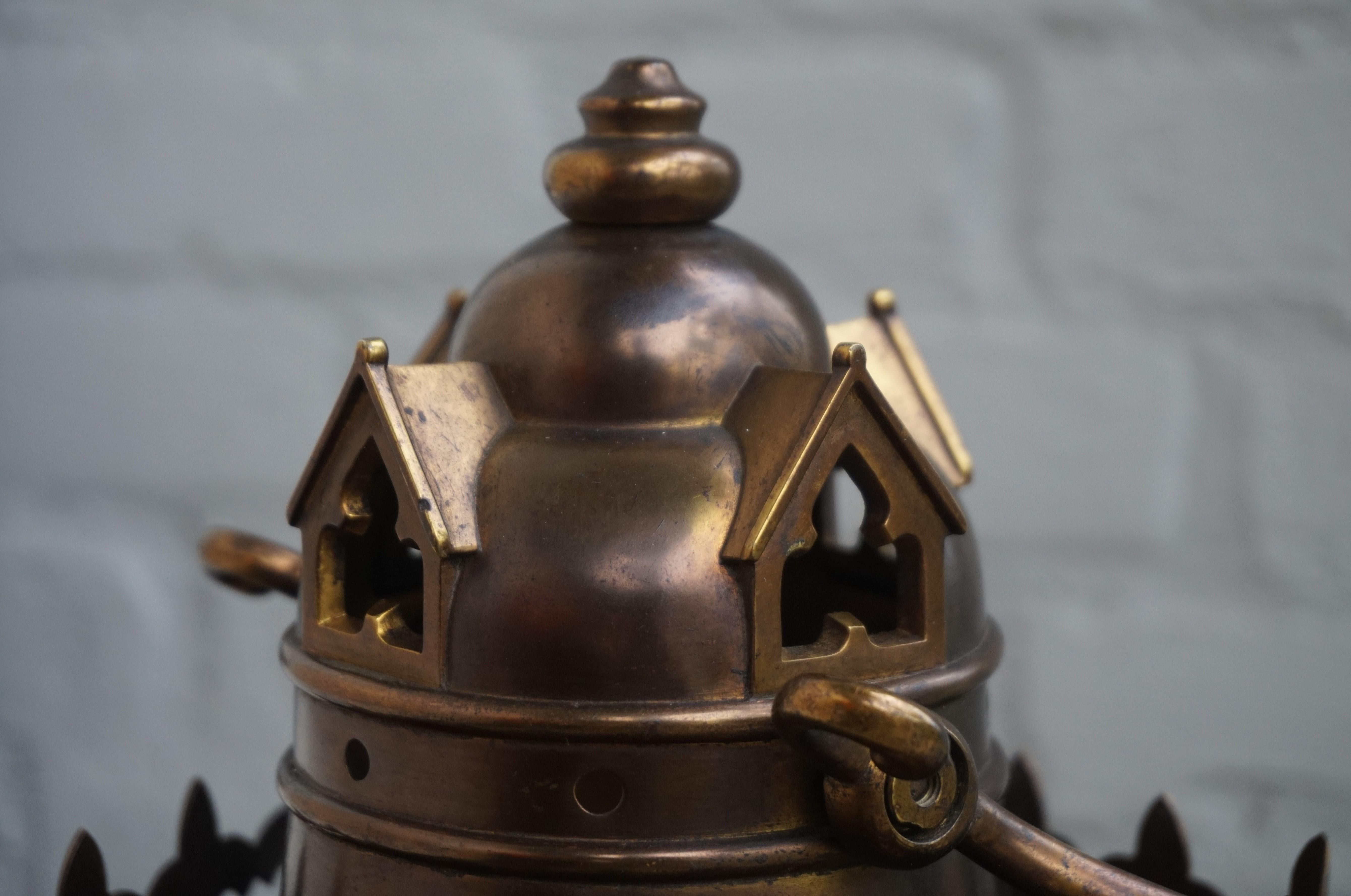 Lampe à suspension d'église / lanterne sarcelle de style néo-gothique ancien en bronze et laiton avec cloches en vente 8