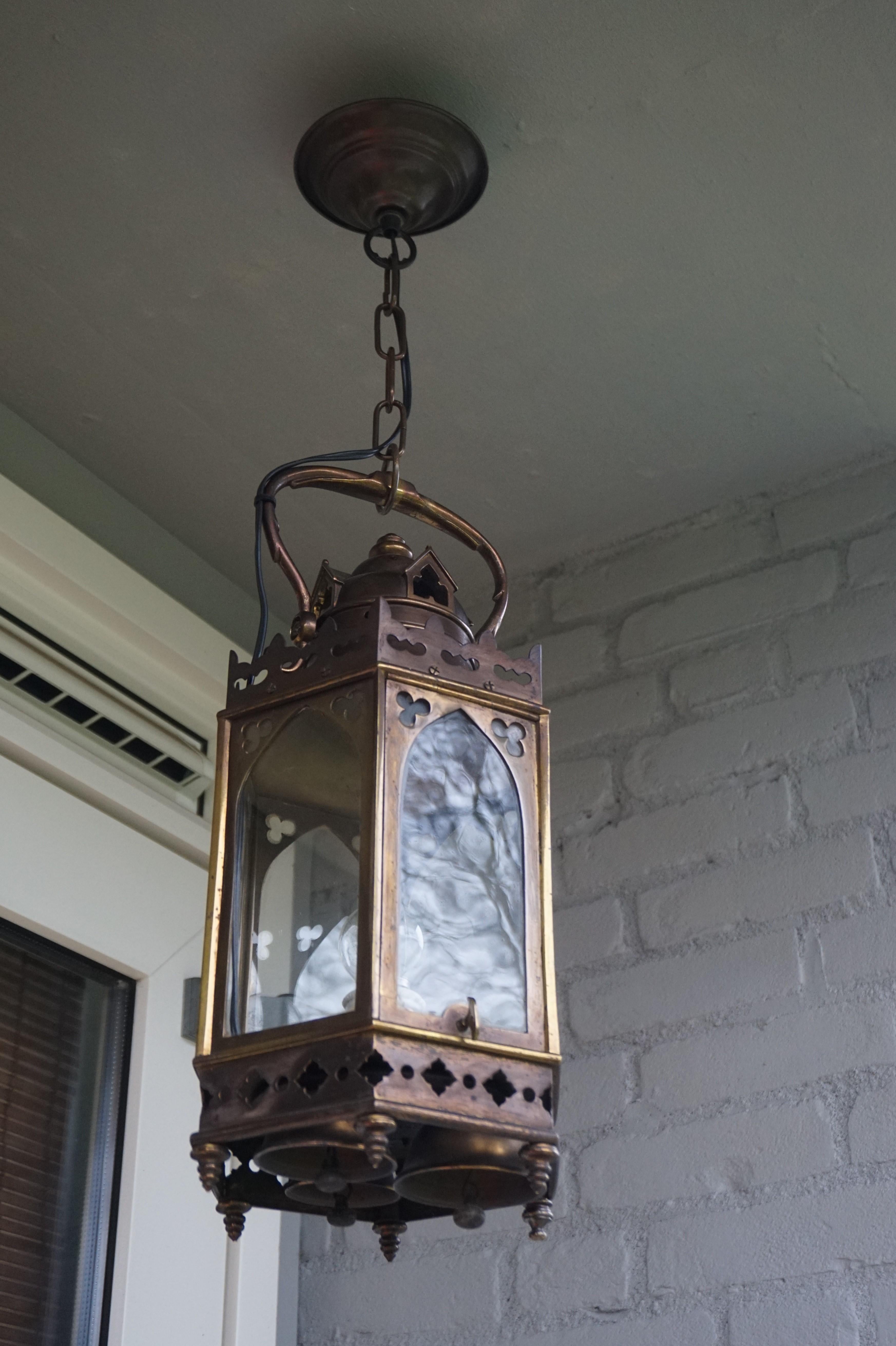 Lampe à suspension d'église / lanterne sarcelle de style néo-gothique ancien en bronze et laiton avec cloches en vente 9